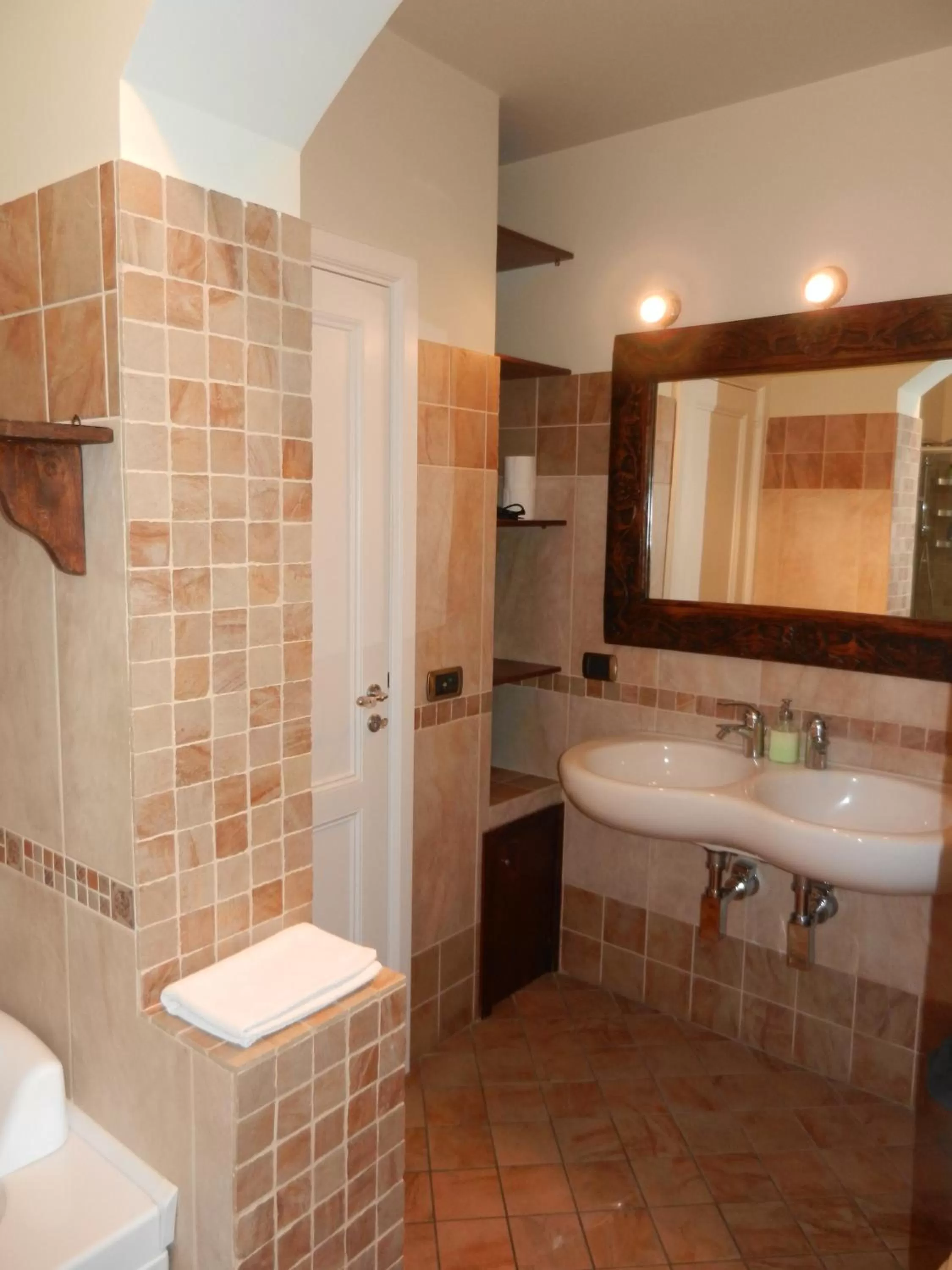 Bathroom in RossoCorallo B&B