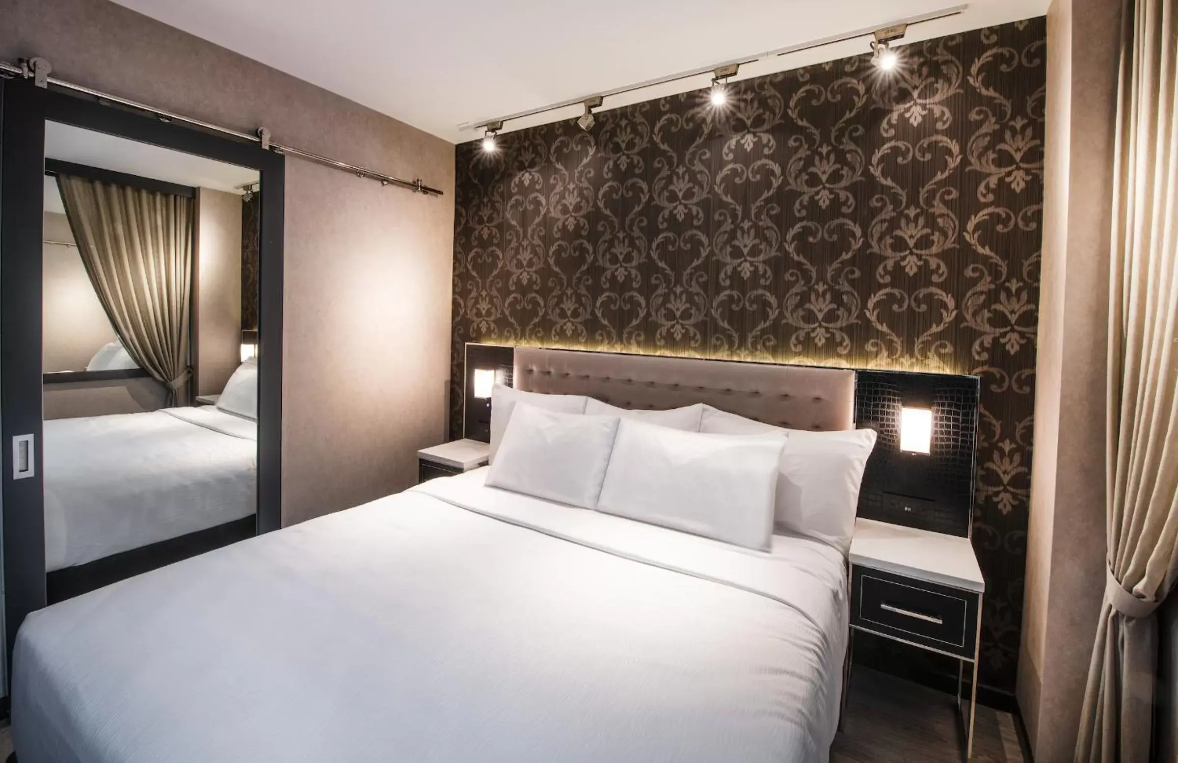 Standard King Guest Room in Aliz Hotel Times Square Standard King Guest Room in Aliz Hotel Times Square