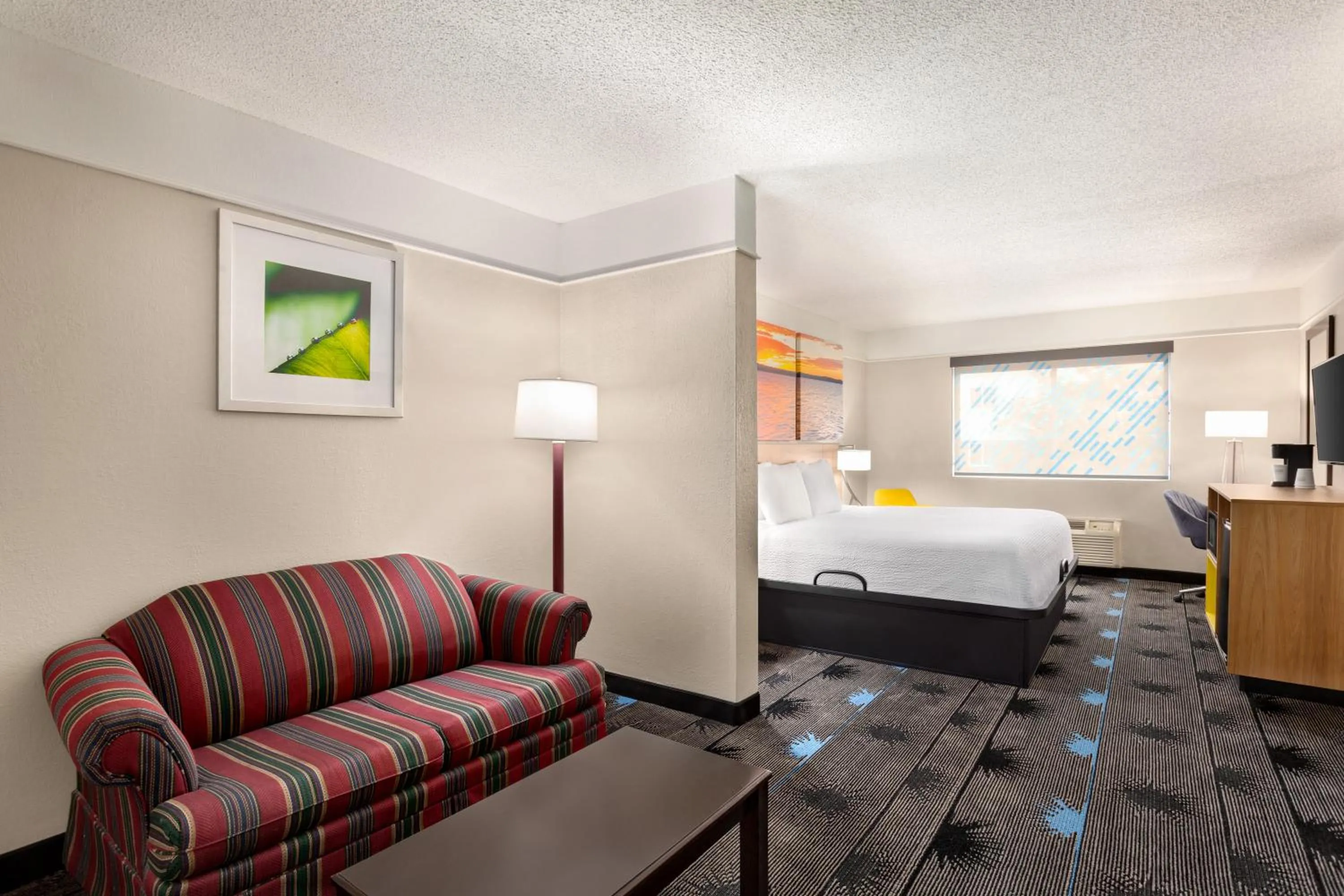 Living room, Bed in Days Inn by Wyndham Kansas City International Airport