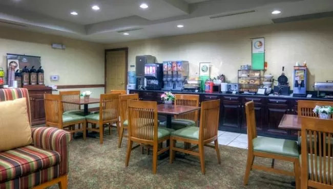 Dining area in Country Inn & Suites by Radisson, Petersburg, VA