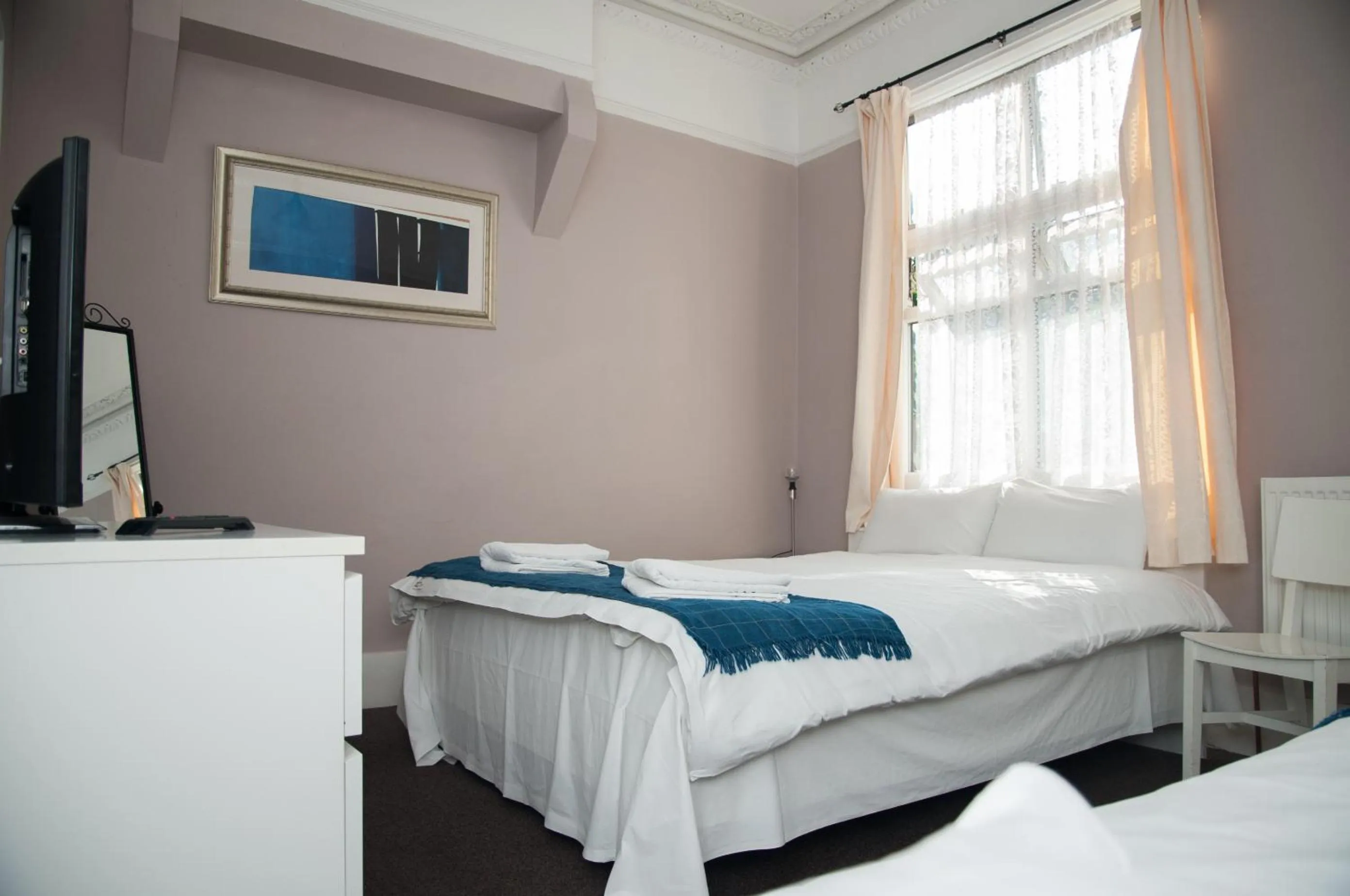 Photo of the whole room, Bed in Manor House London