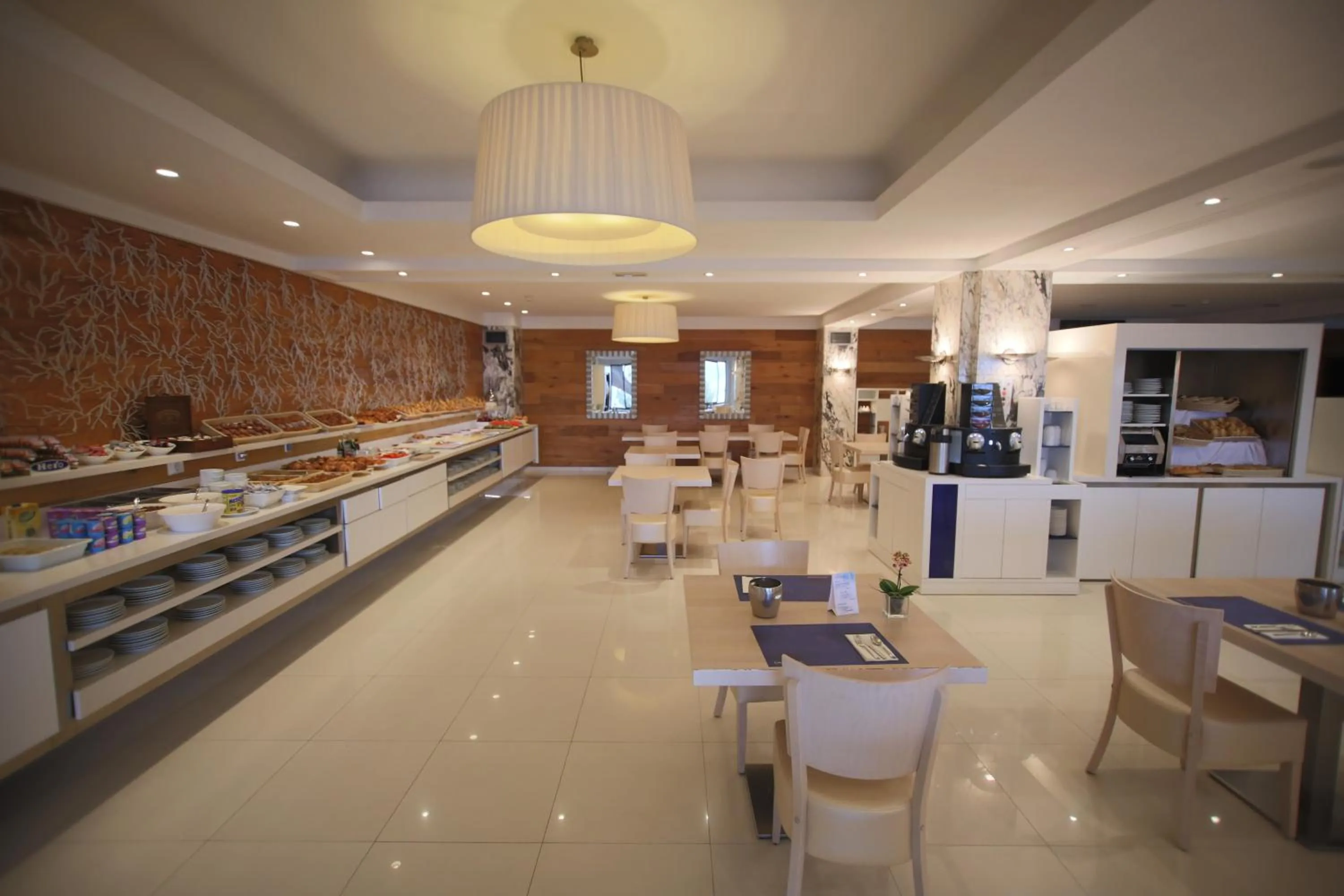 Restaurant/places to eat in Canyelles Platja