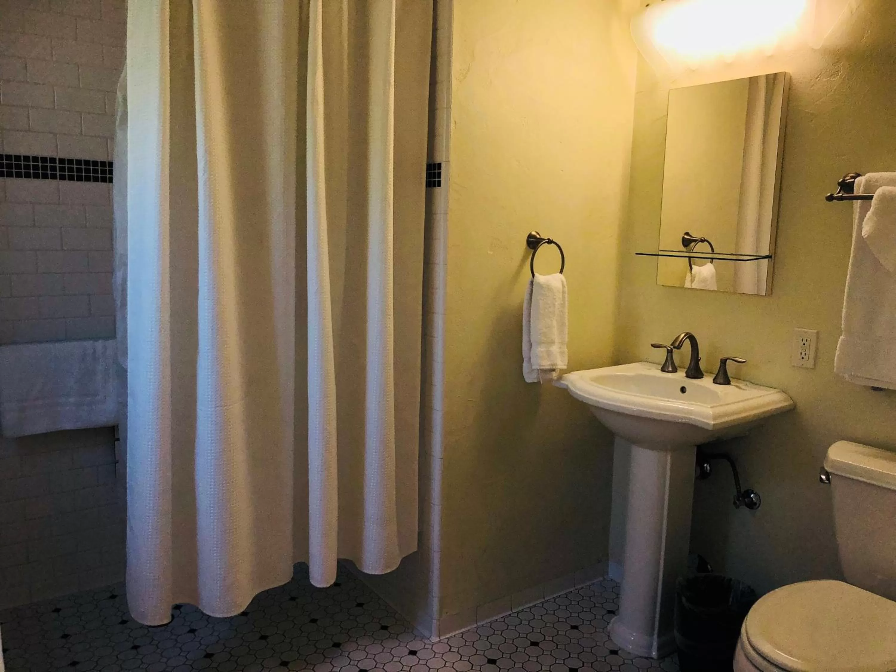 Queen's Inn By The River