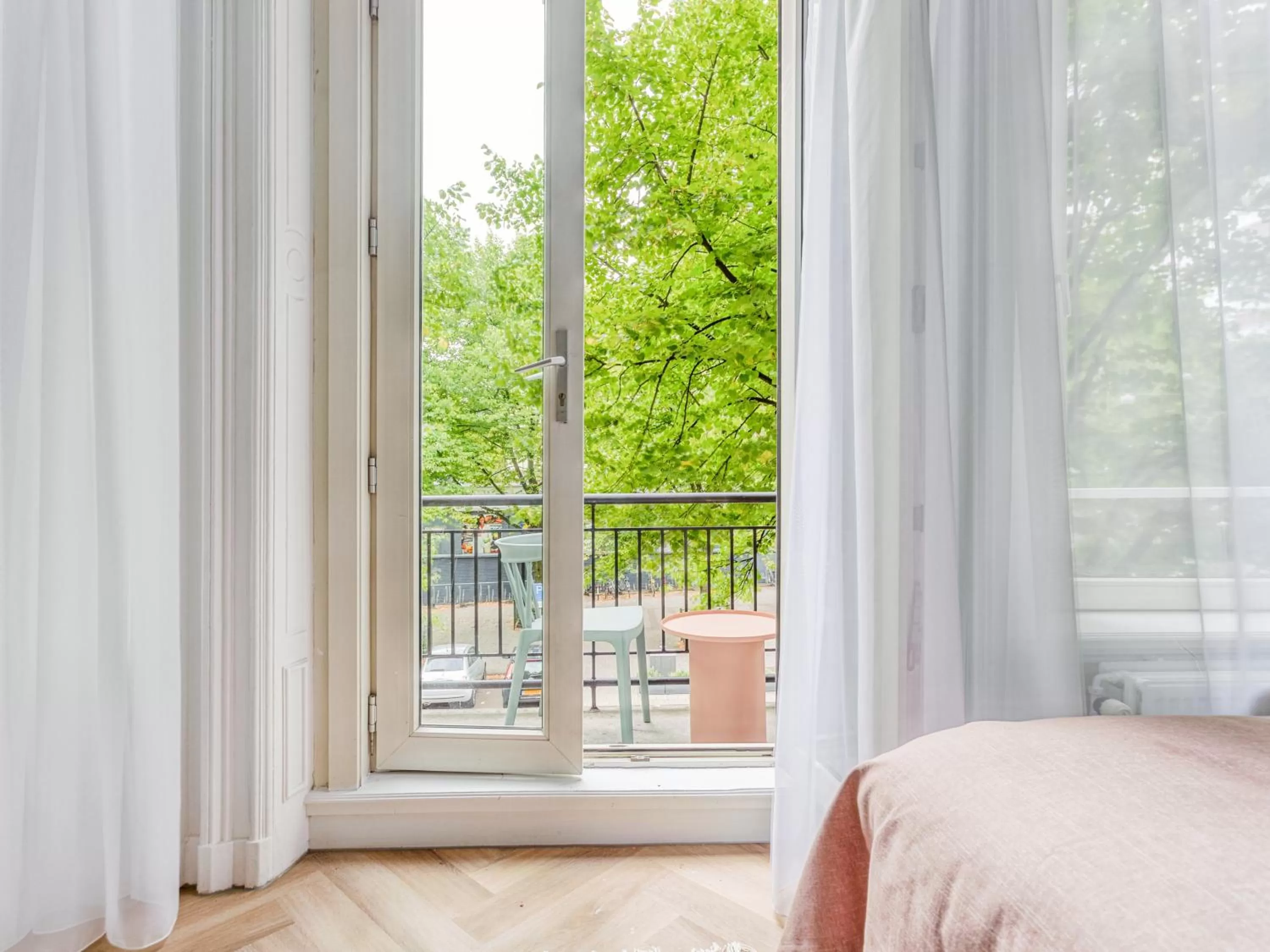 Balcony/Terrace, Bed in City Rooms Amsterdam Hemonystraat - Digital access