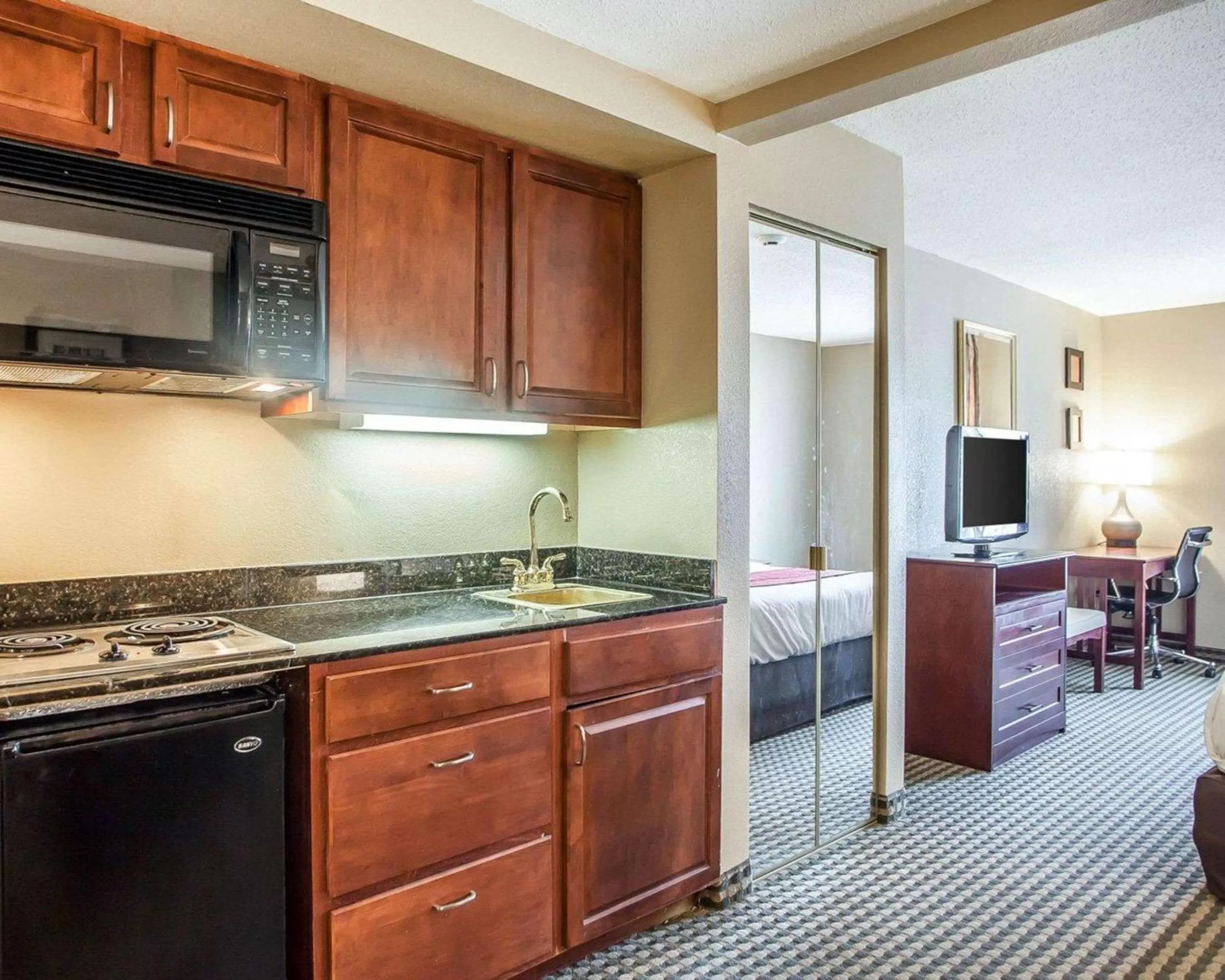 Efficiency King Suite - Accessible/Non-Smoking in Comfort Inn & Suites Carneys Point