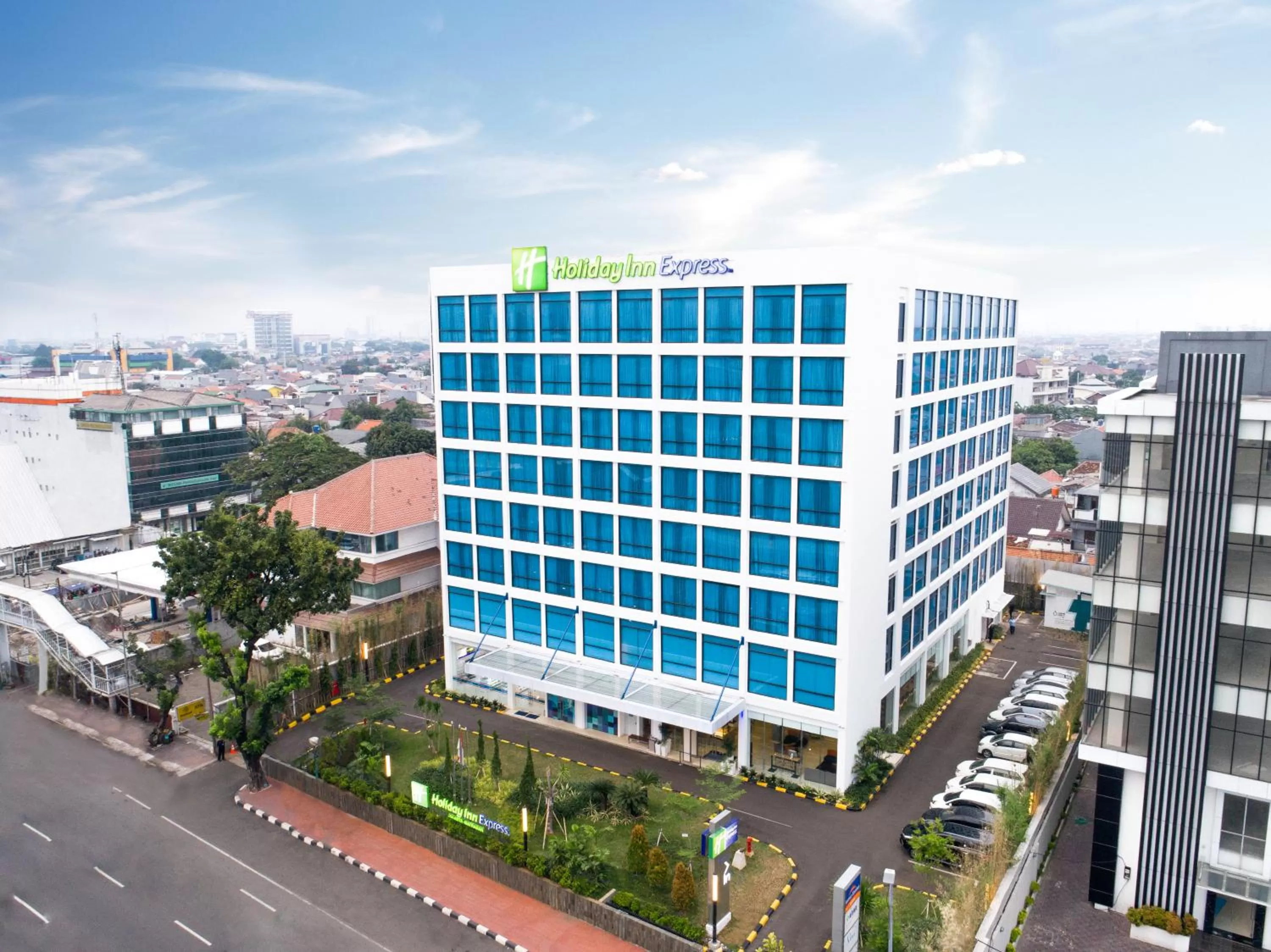 Facade/entrance in Holiday Inn Express Jakarta Matraman by IHG