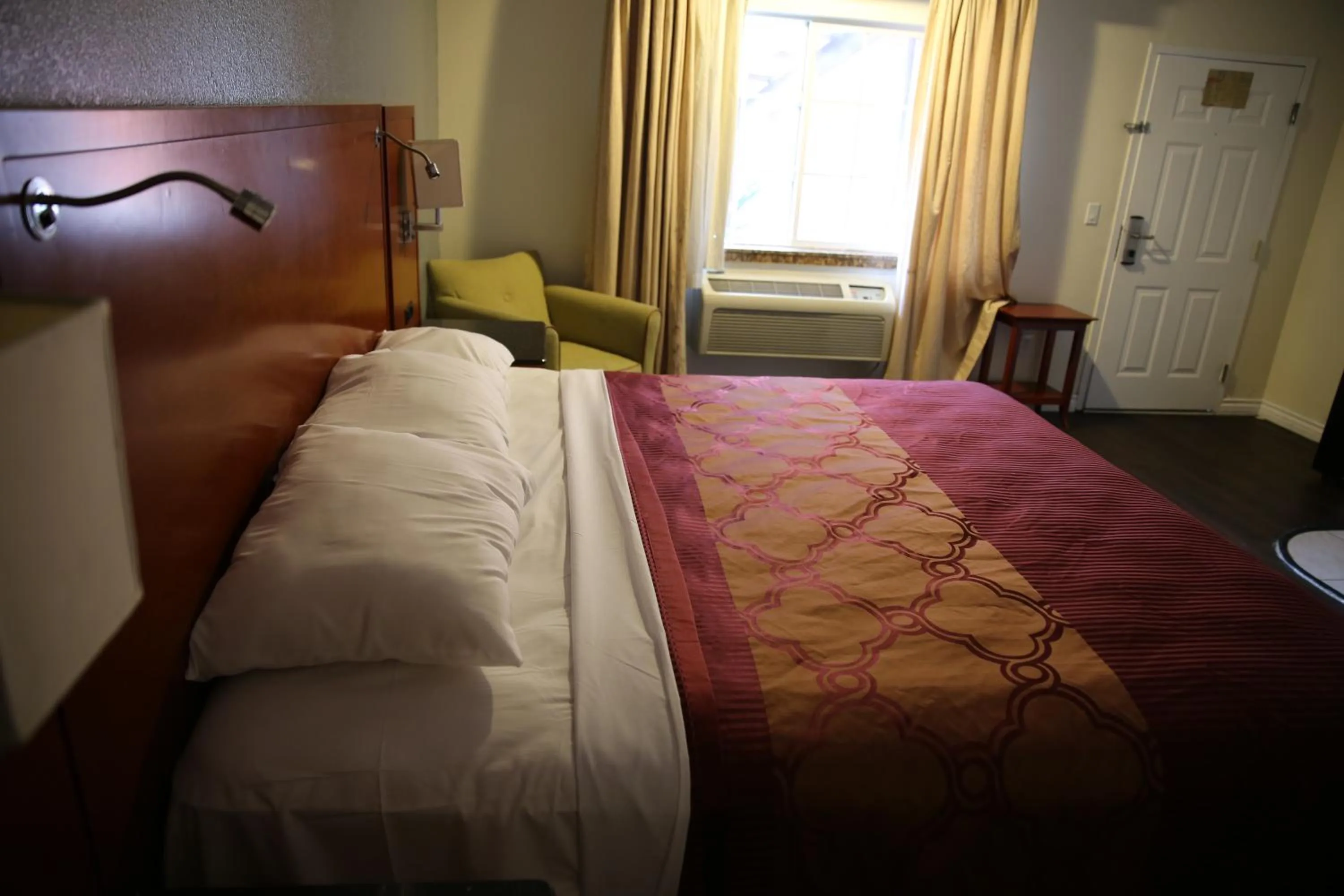 Bed in Chateau Inn & Suites