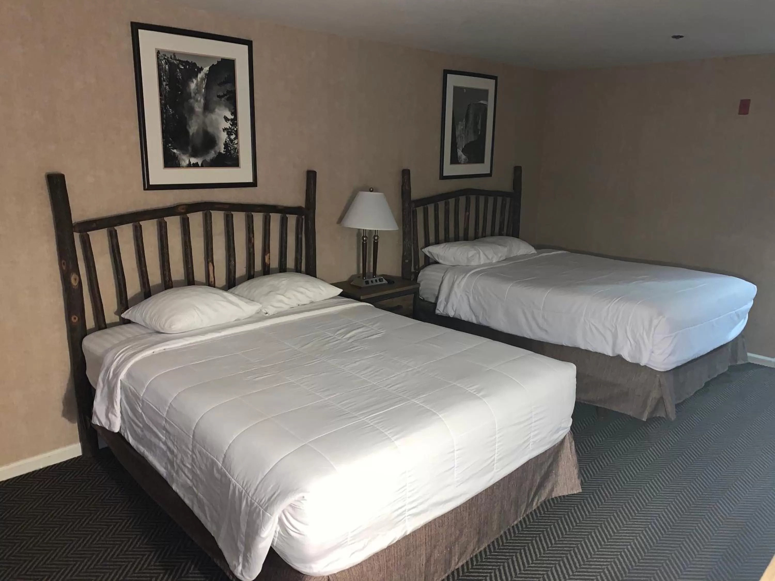 Bed in Yosemite View Lodge