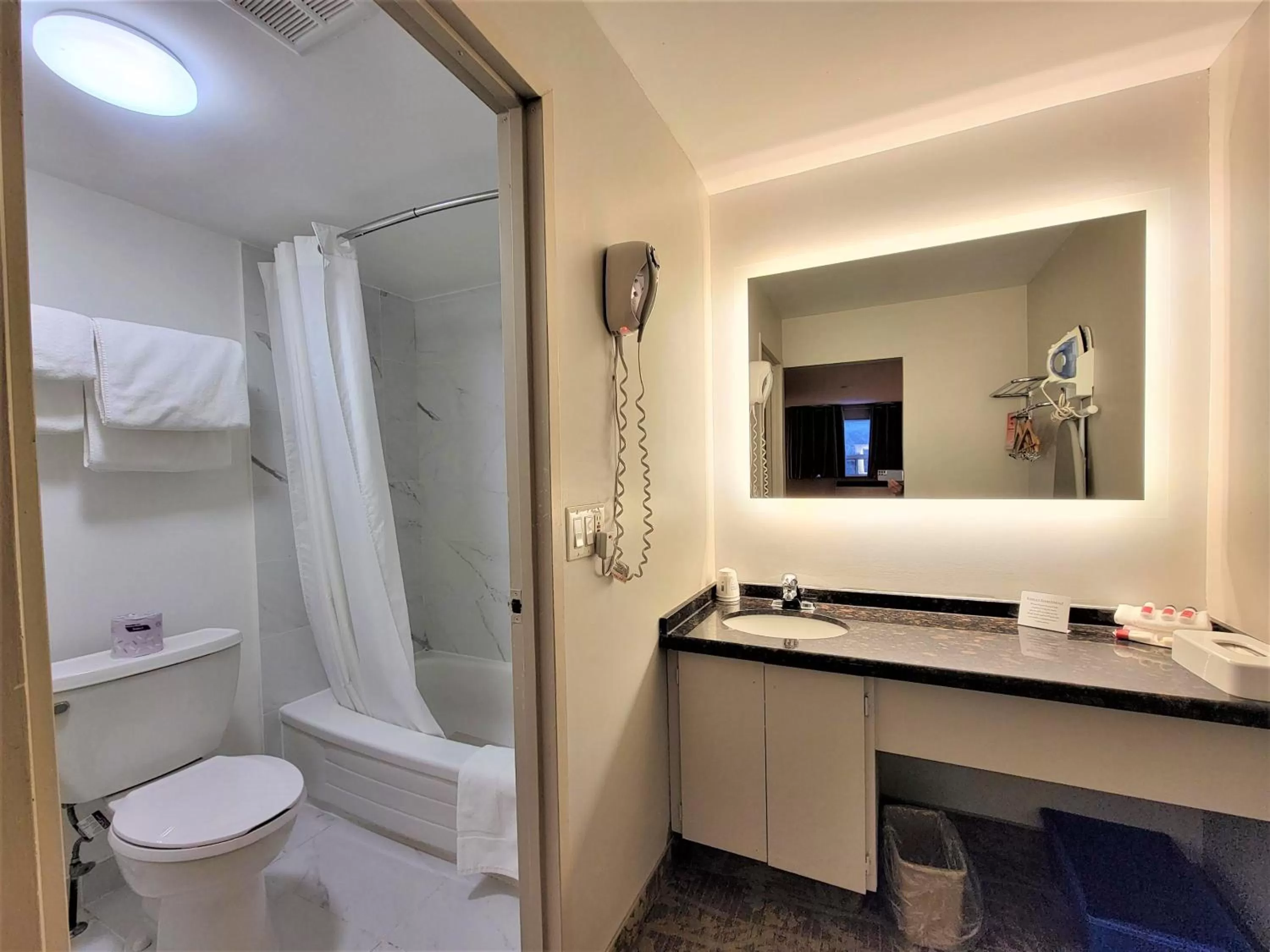 Shower in Howard Johnson by Wyndham Gravenhurst