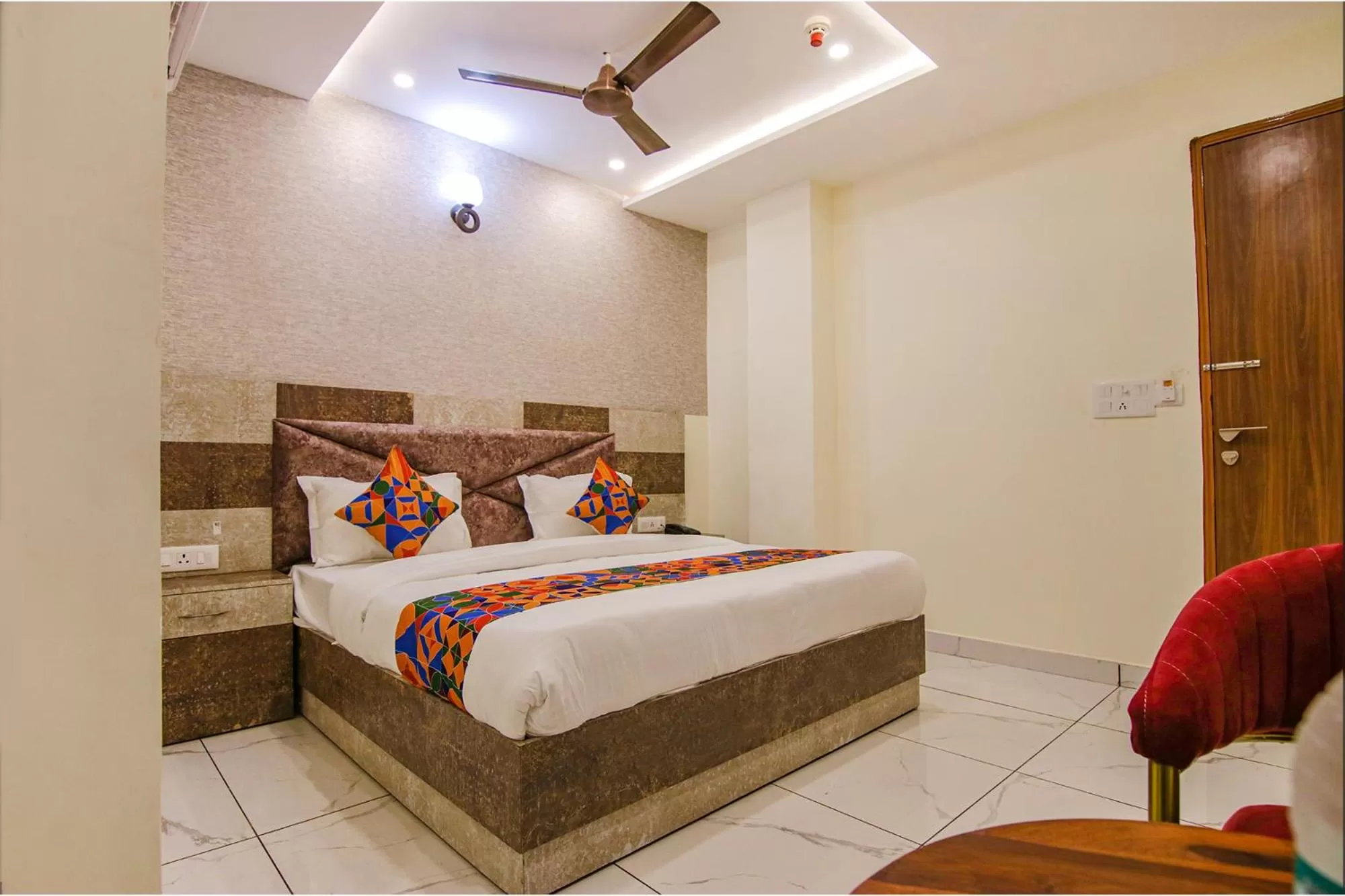 Living room, Bed in FabHotel Meridian Inn