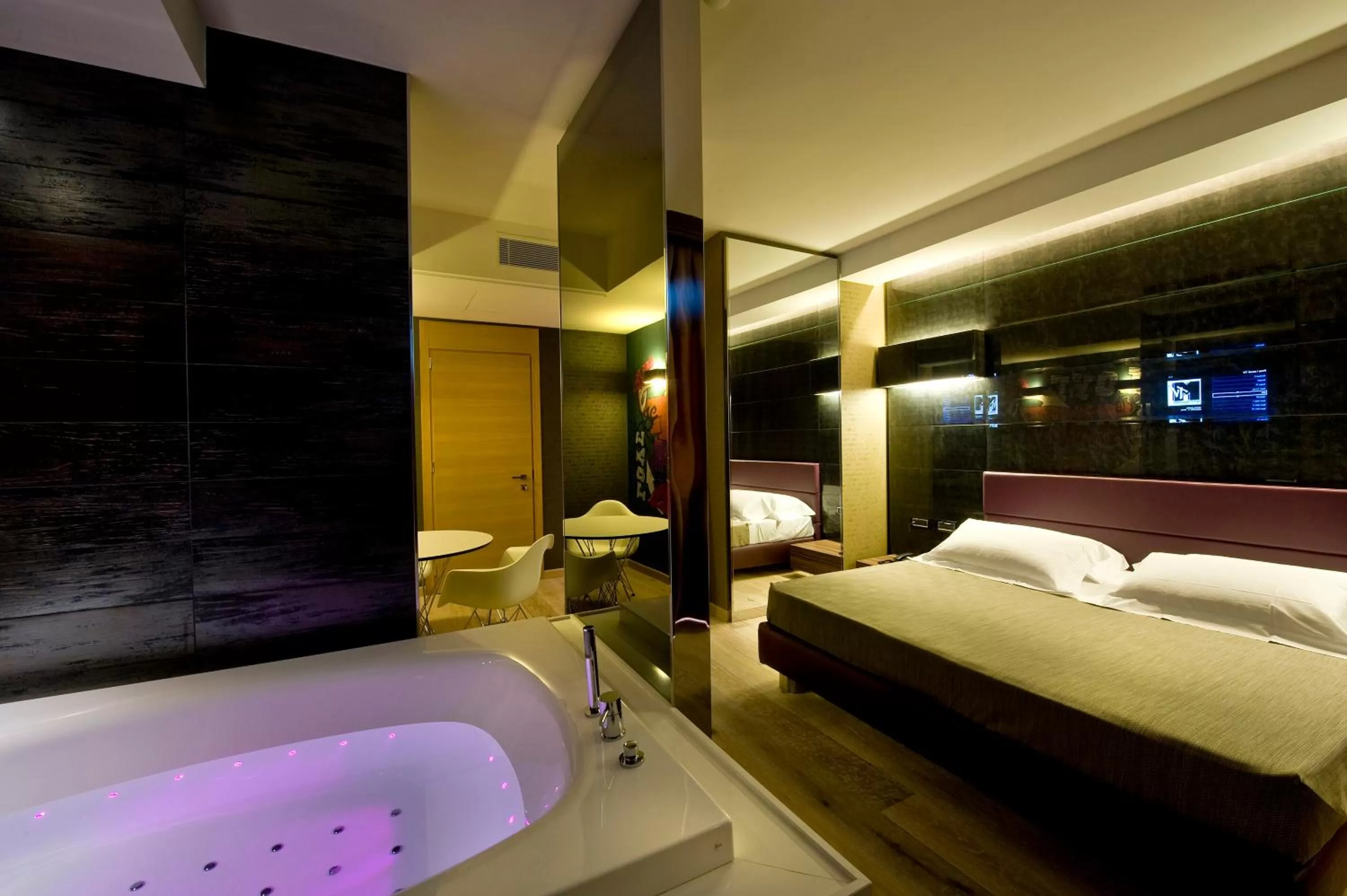 Photo of the whole room, Bed in Viola Mhotel