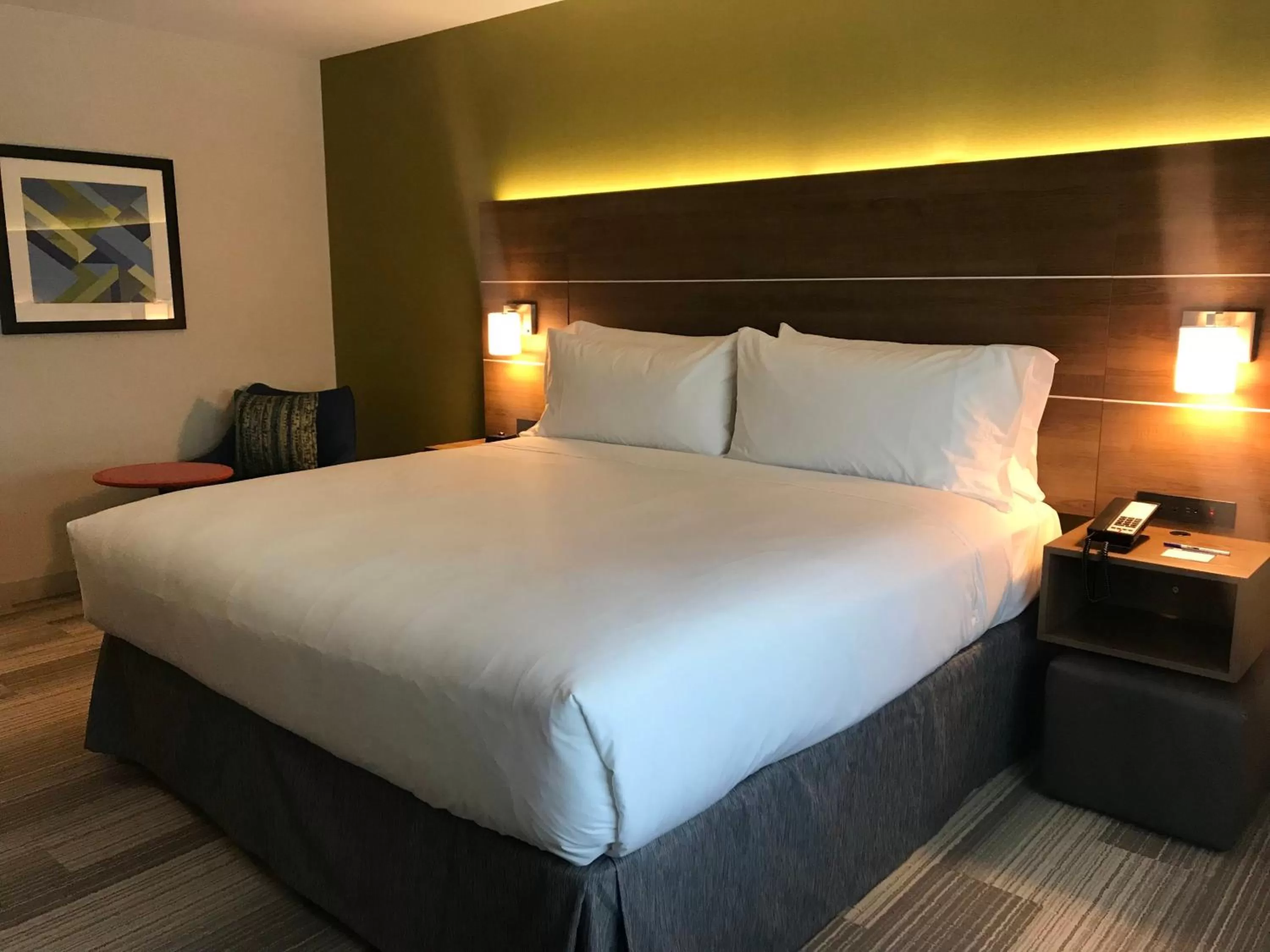 Photo of the whole room, Bed in Holiday Inn Express & Suites Pasadena - Los Angeles by IHG
