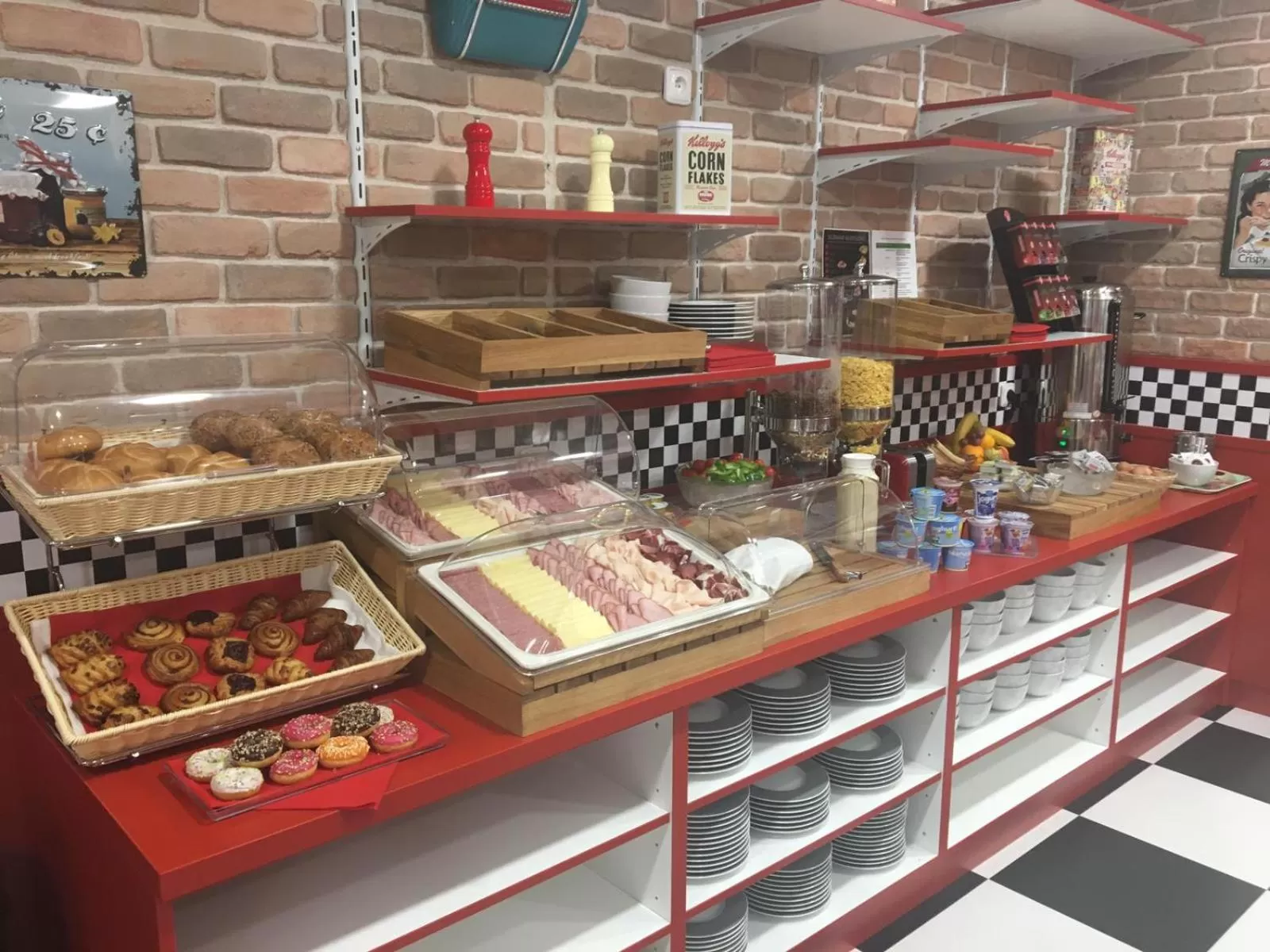 Breakfast in Jukebox Hotel