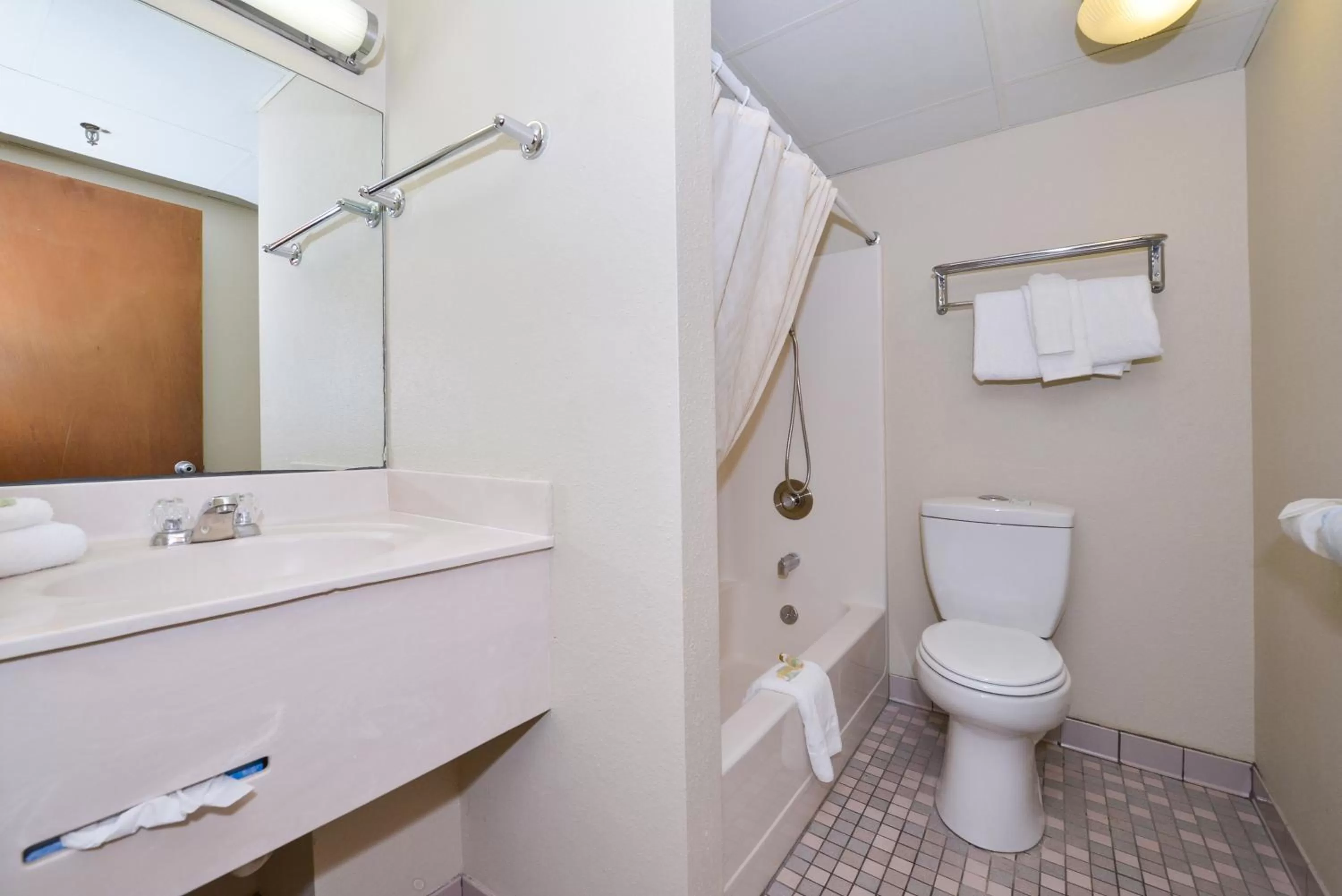 Bathroom in Lamplighter Inn-South