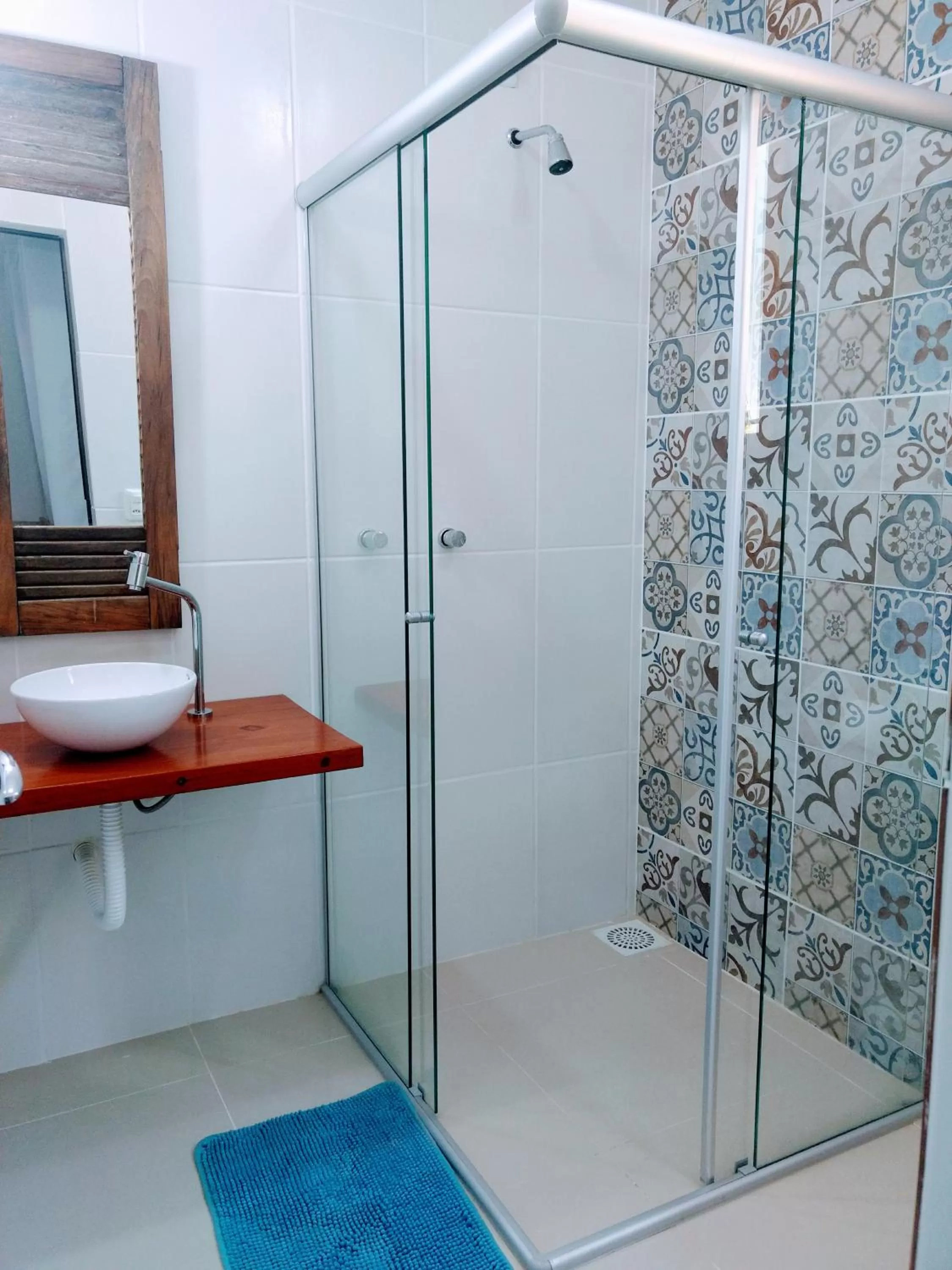 Shower in Hotel Chácara das Flores