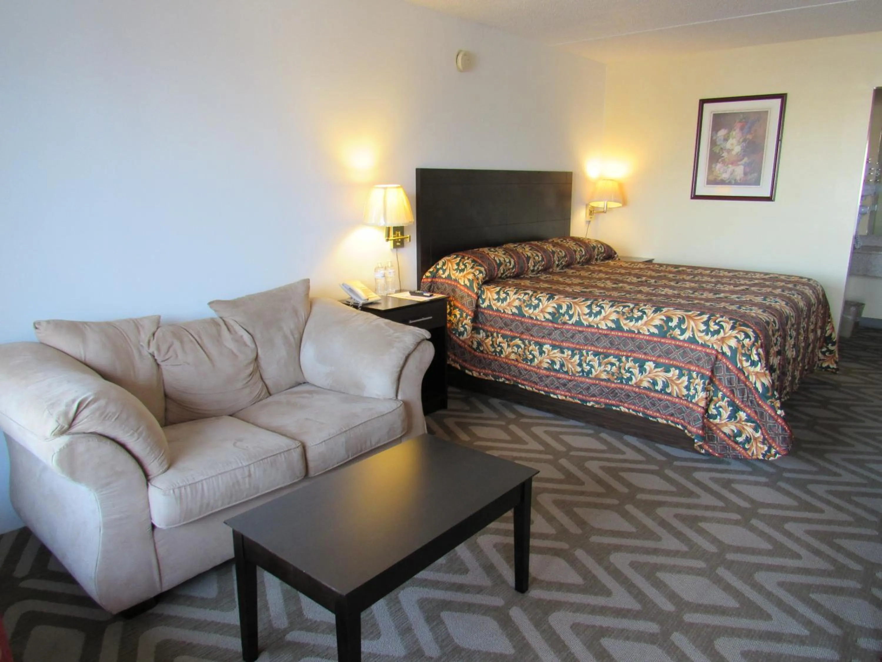 Photo of the whole room, Bed in Tourway Inn