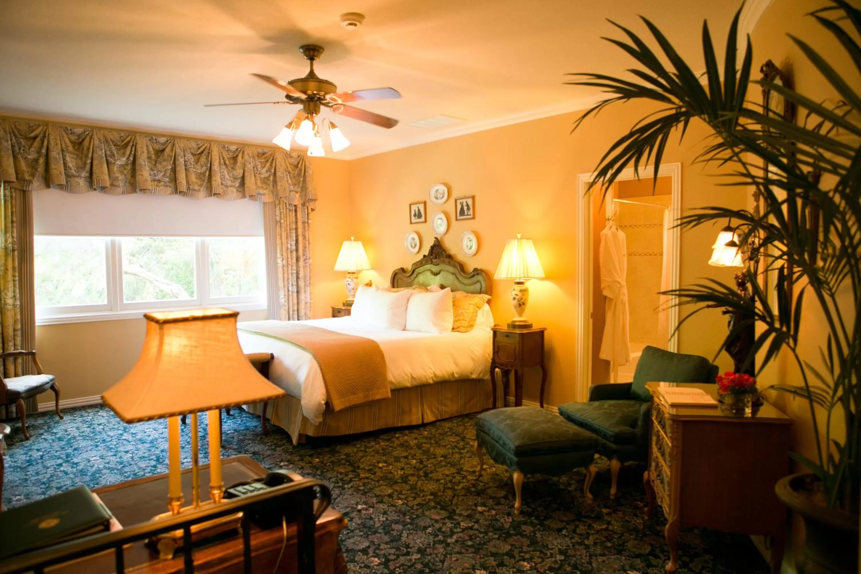 Photo of the whole room, Bed in The Sanford House Inn & Spa