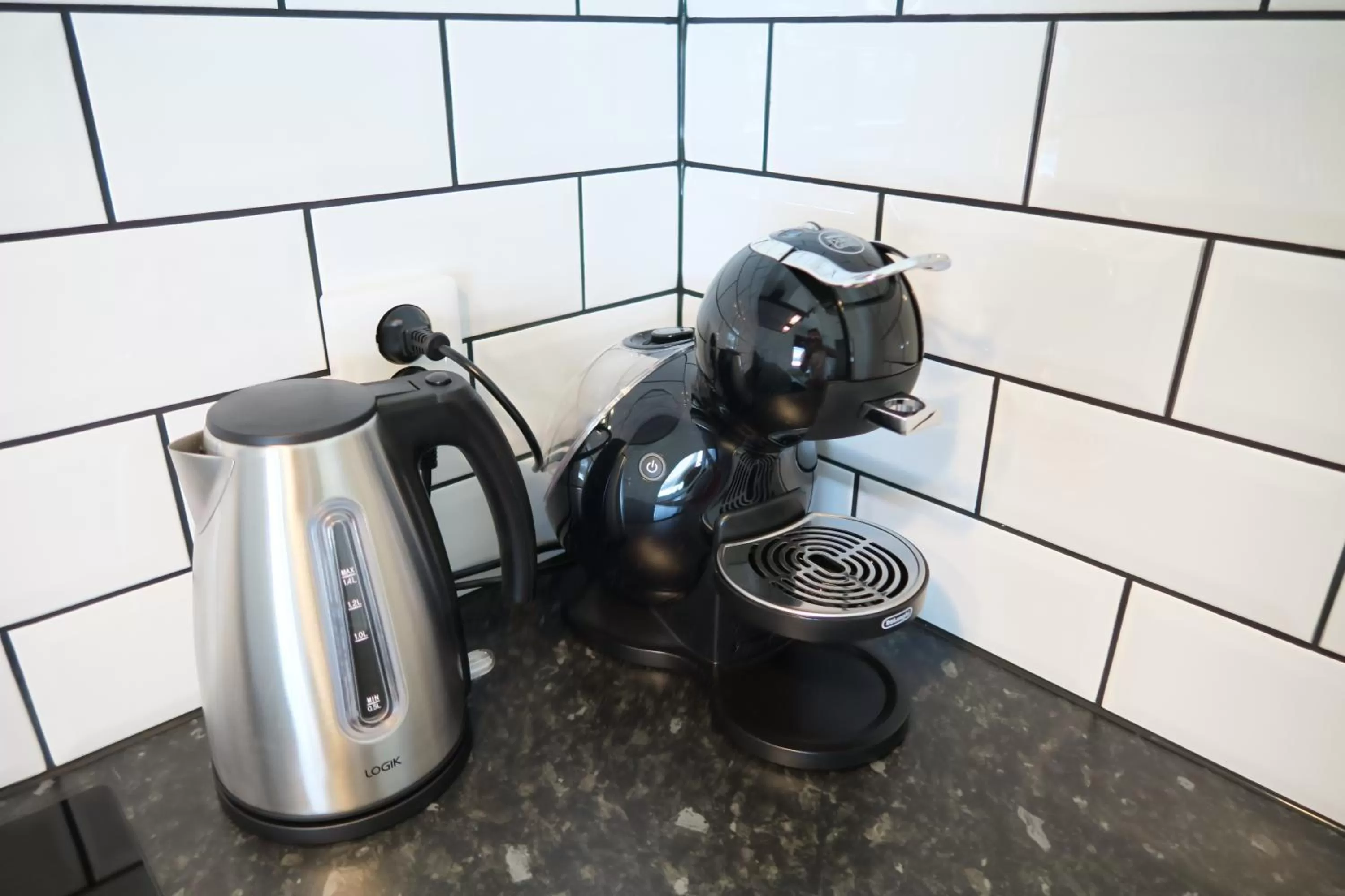 Coffee/tea facilities in Easy Livin' Apartment Hotel