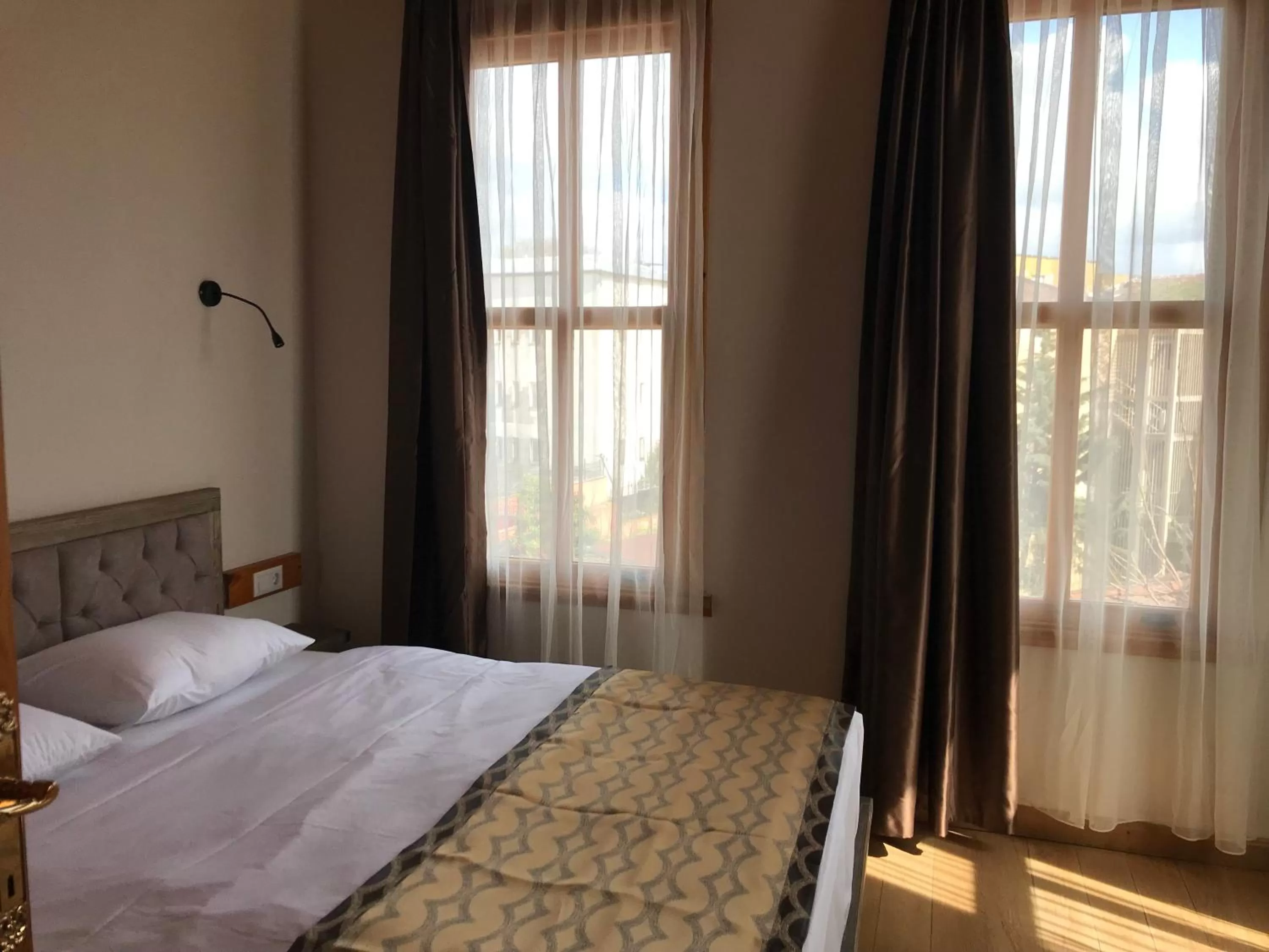 Massage, Bed in Green Mansion