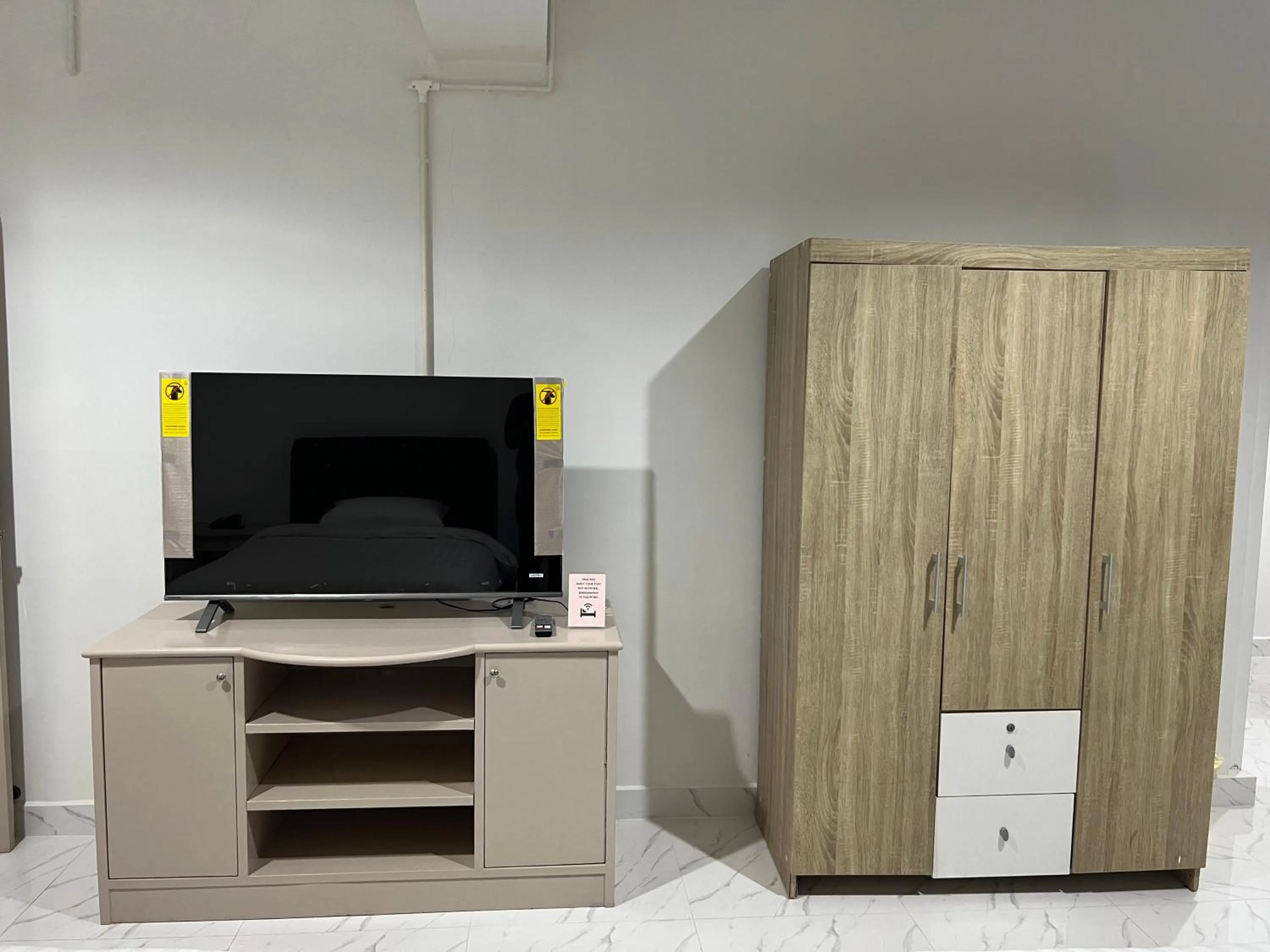 TV and multimedia in Mall Suites Hotel