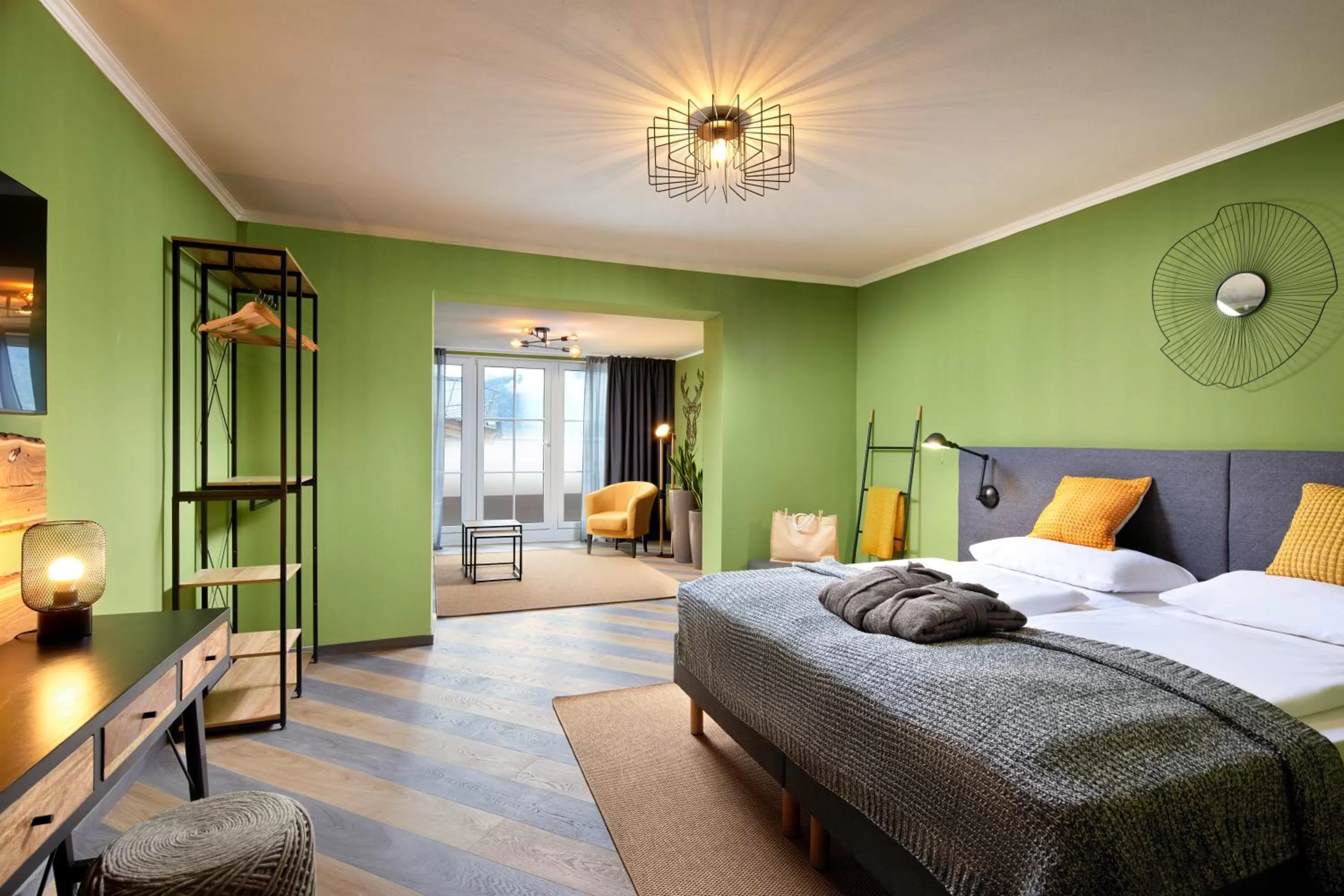 Photo of the whole room, Bed in ever grün KAPRUN