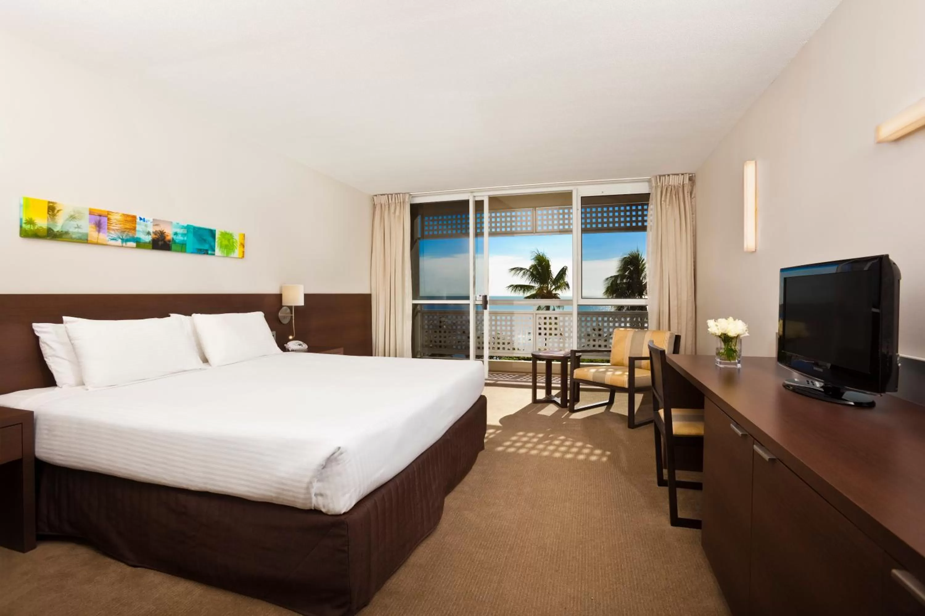 Photo of the whole room, Bed in Cairns Harbourside Hotel