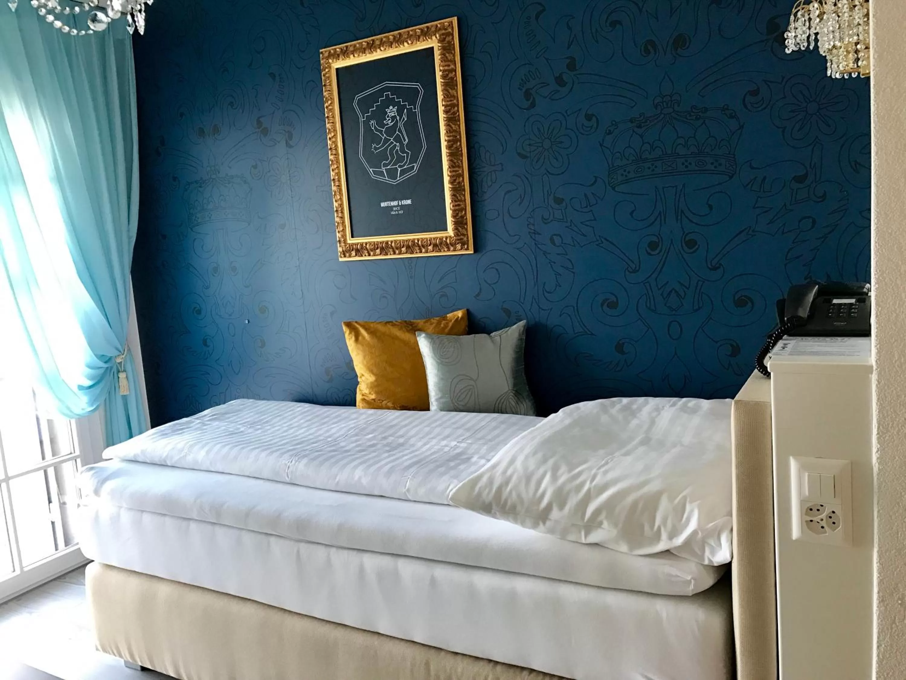 Bedroom, Bed in Hotel Murtenhof & Krone