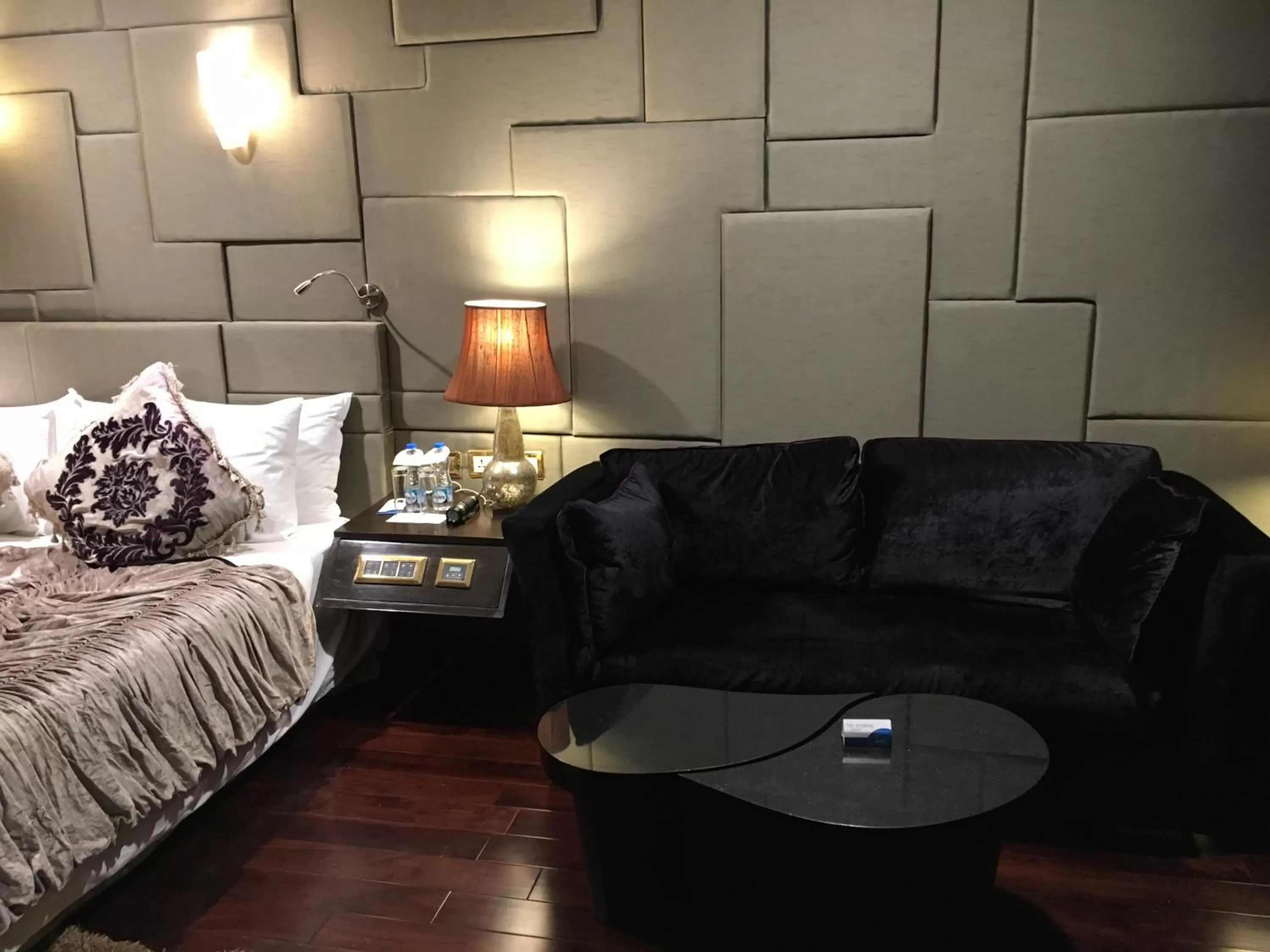 Seating area, Bed in Radisson Blu Hotel MBD Ludhiana