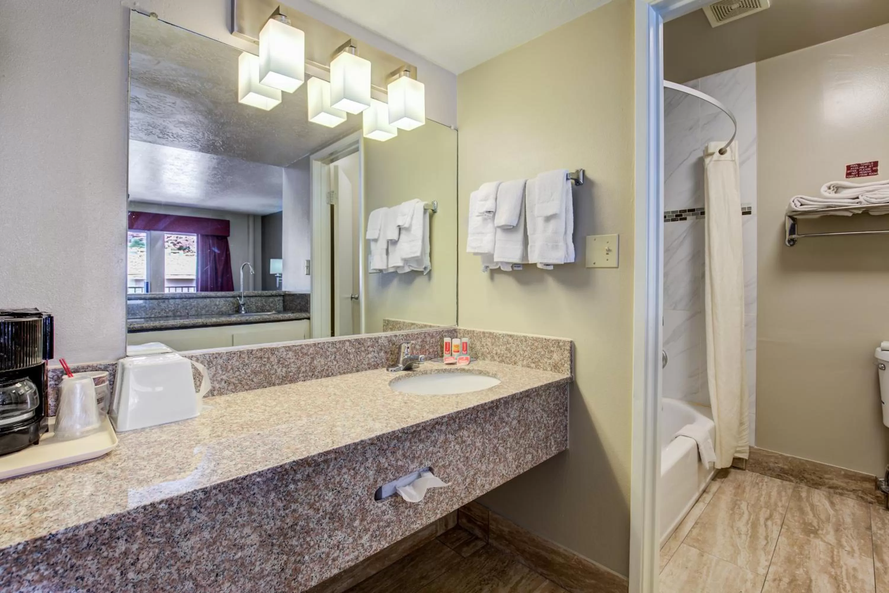 Bathroom in Econo Lodge St George North - Near Pioneer Park