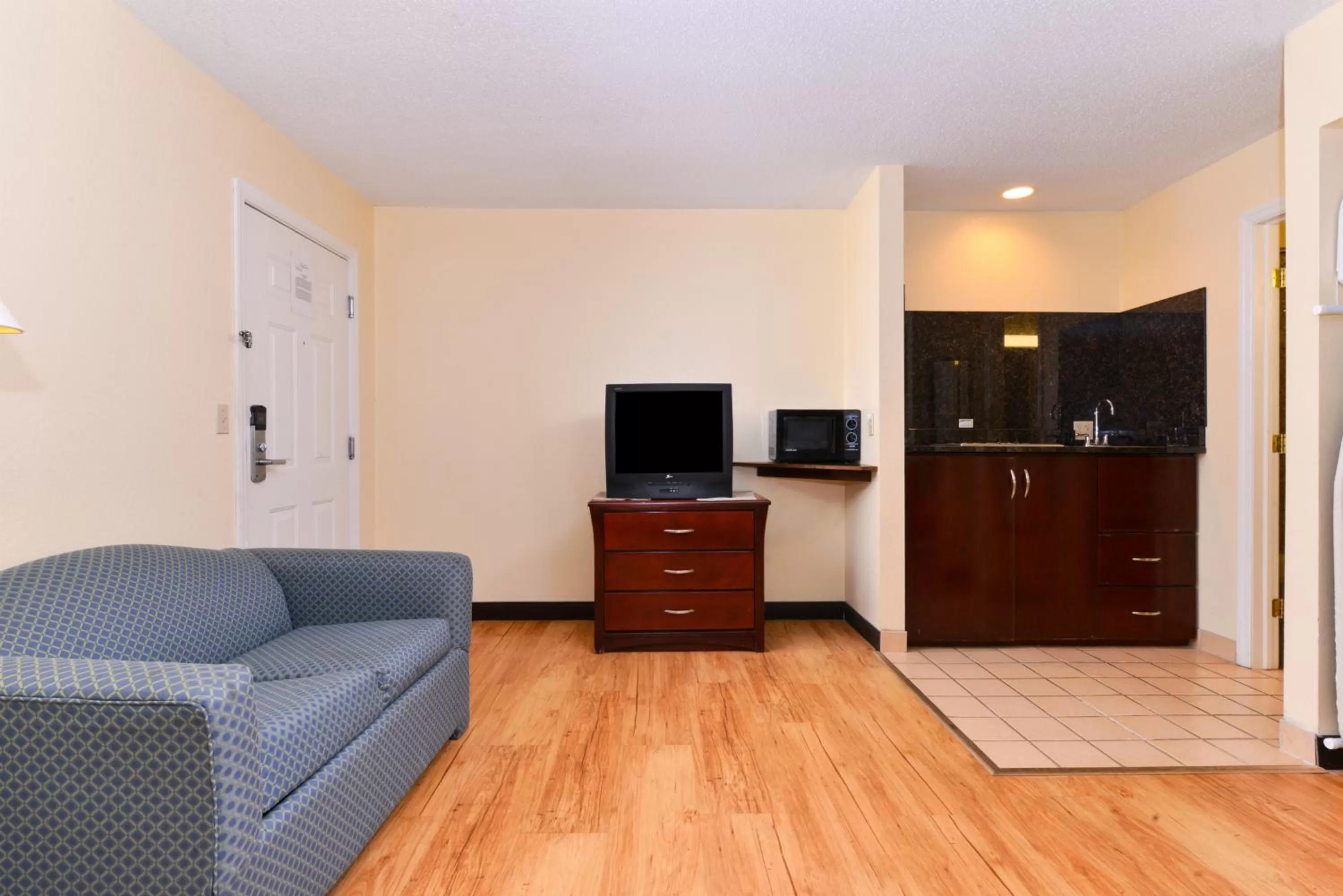 Living room in Tower Inn and Suites of Guilford / Madison
