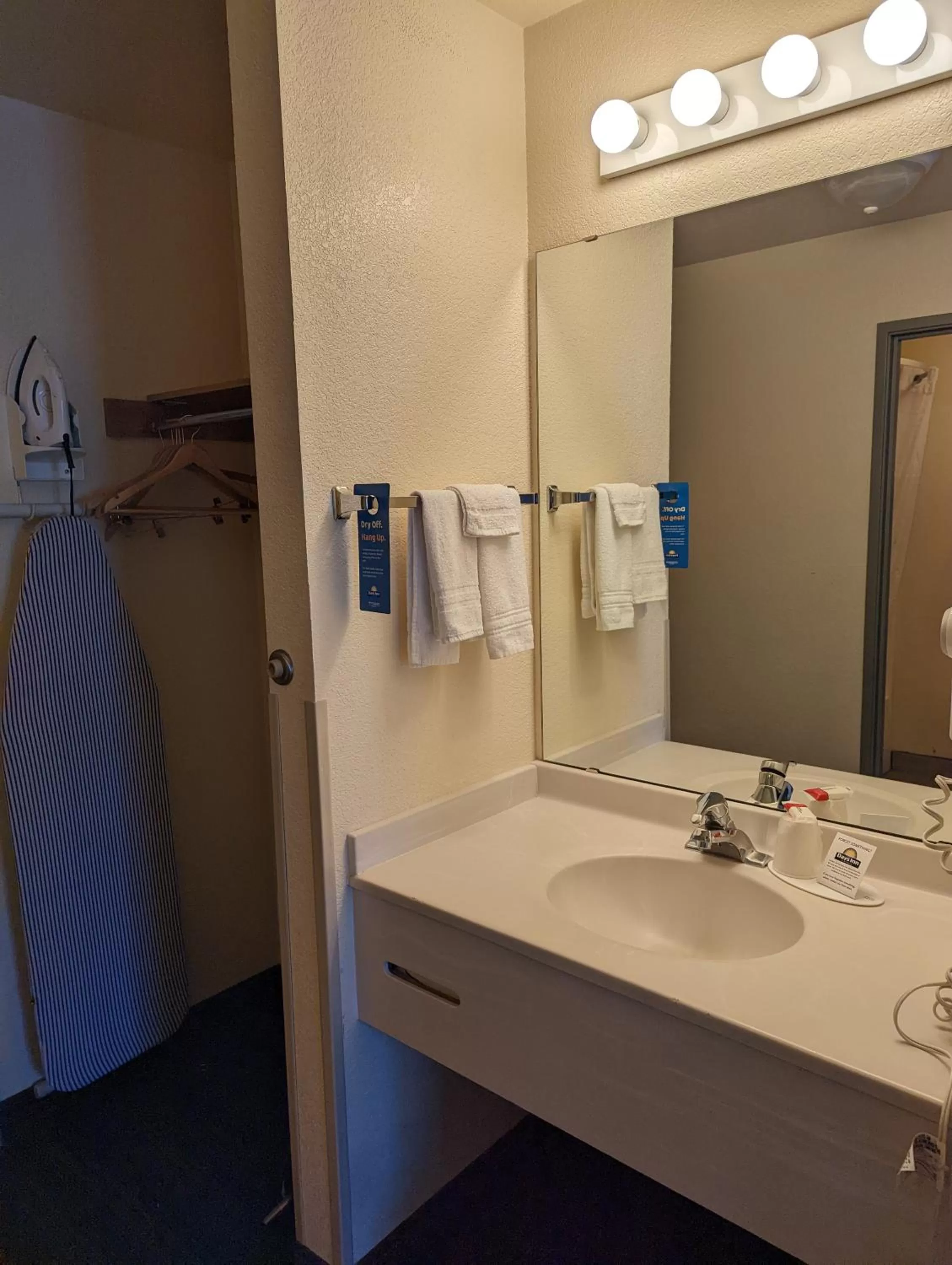 Deluxe Studio King Suite - Smoking in Days Inn & Suites by Wyndham Castle Rock