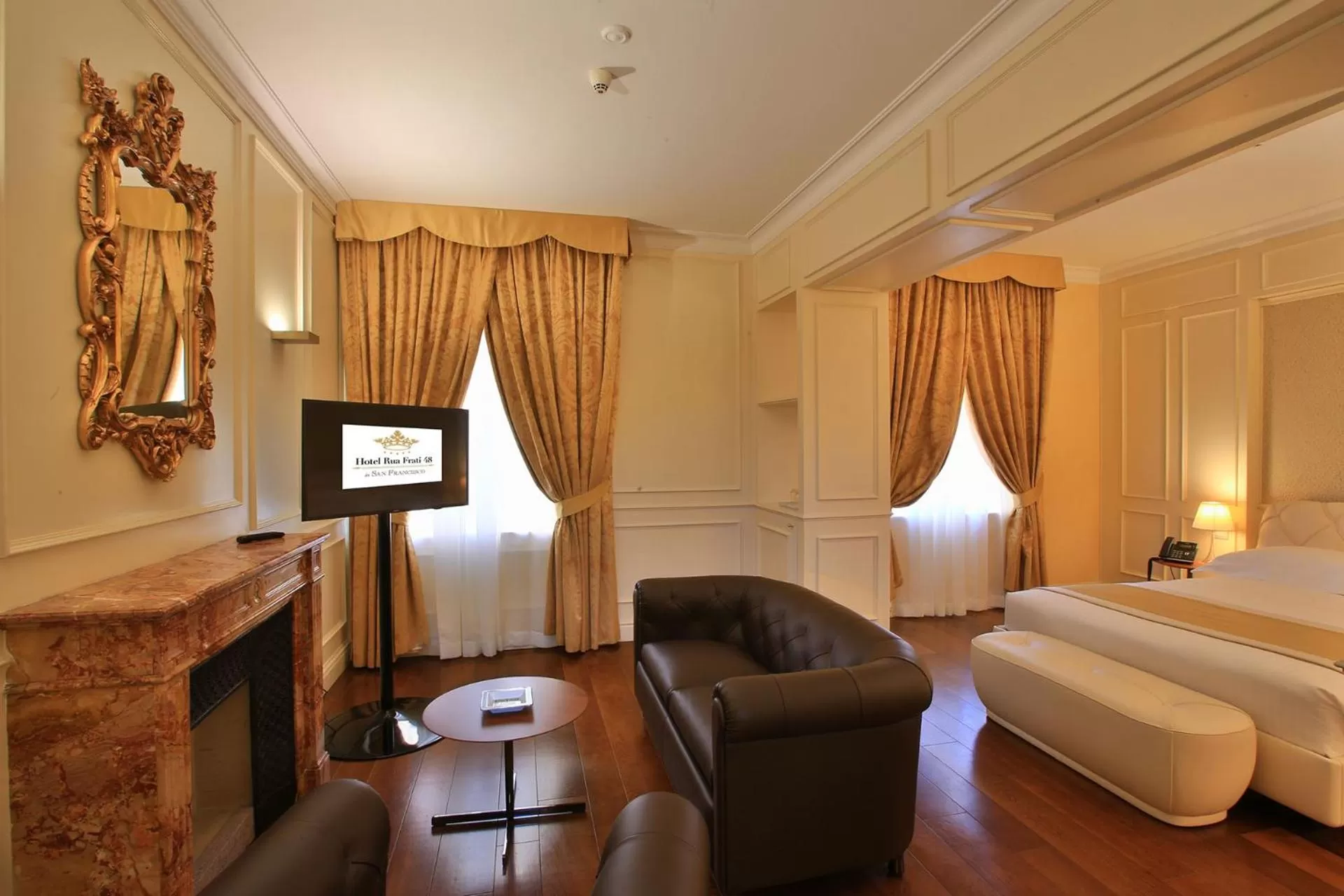 Living room, Bed in Hotel Rua Frati 48 in San Francesco