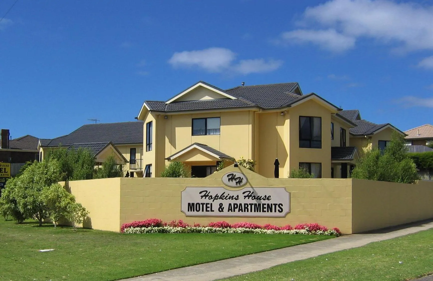 Property Building in Hopkins House Motel and Apartments