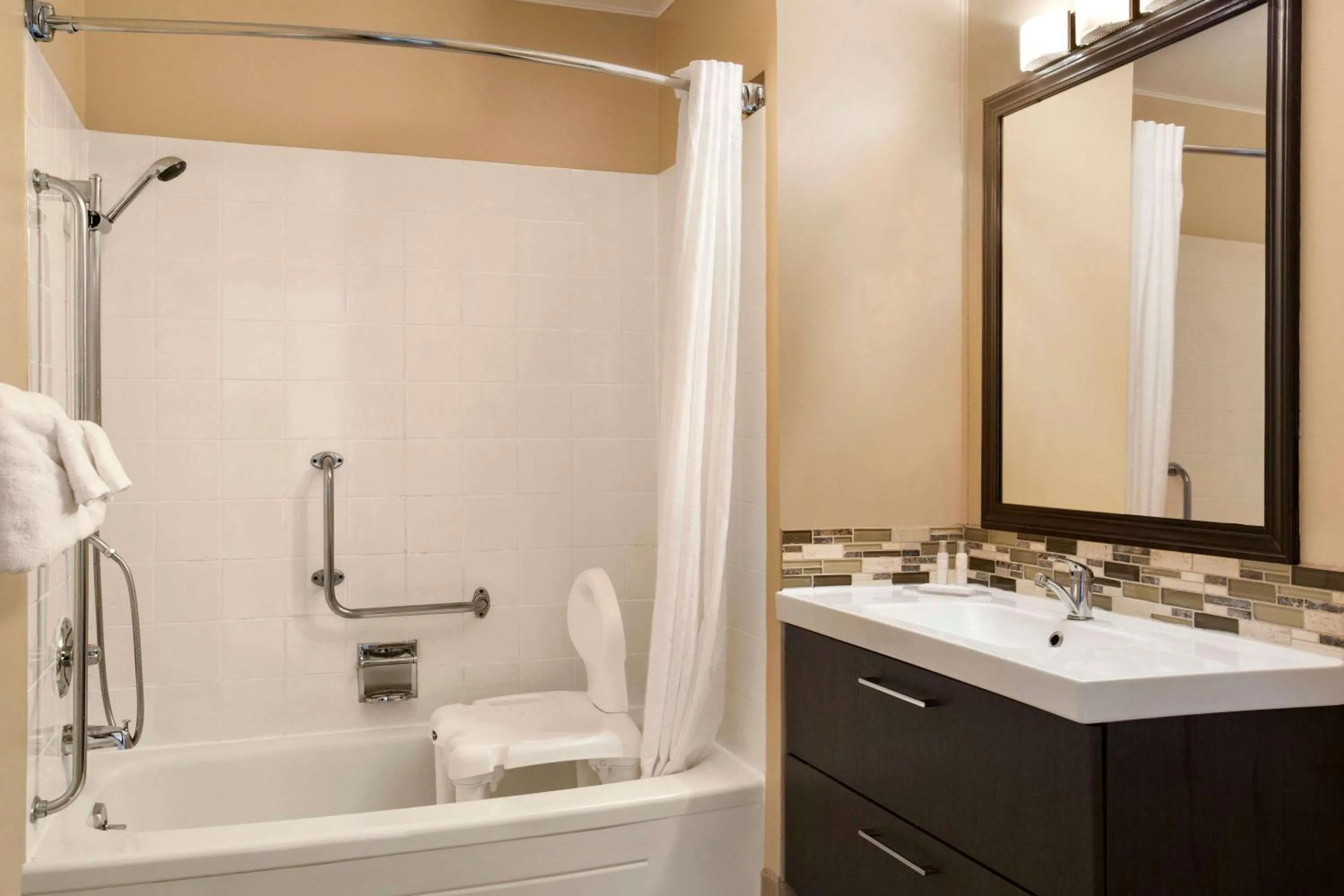Bathroom in Travelodge by Wyndham Kenora