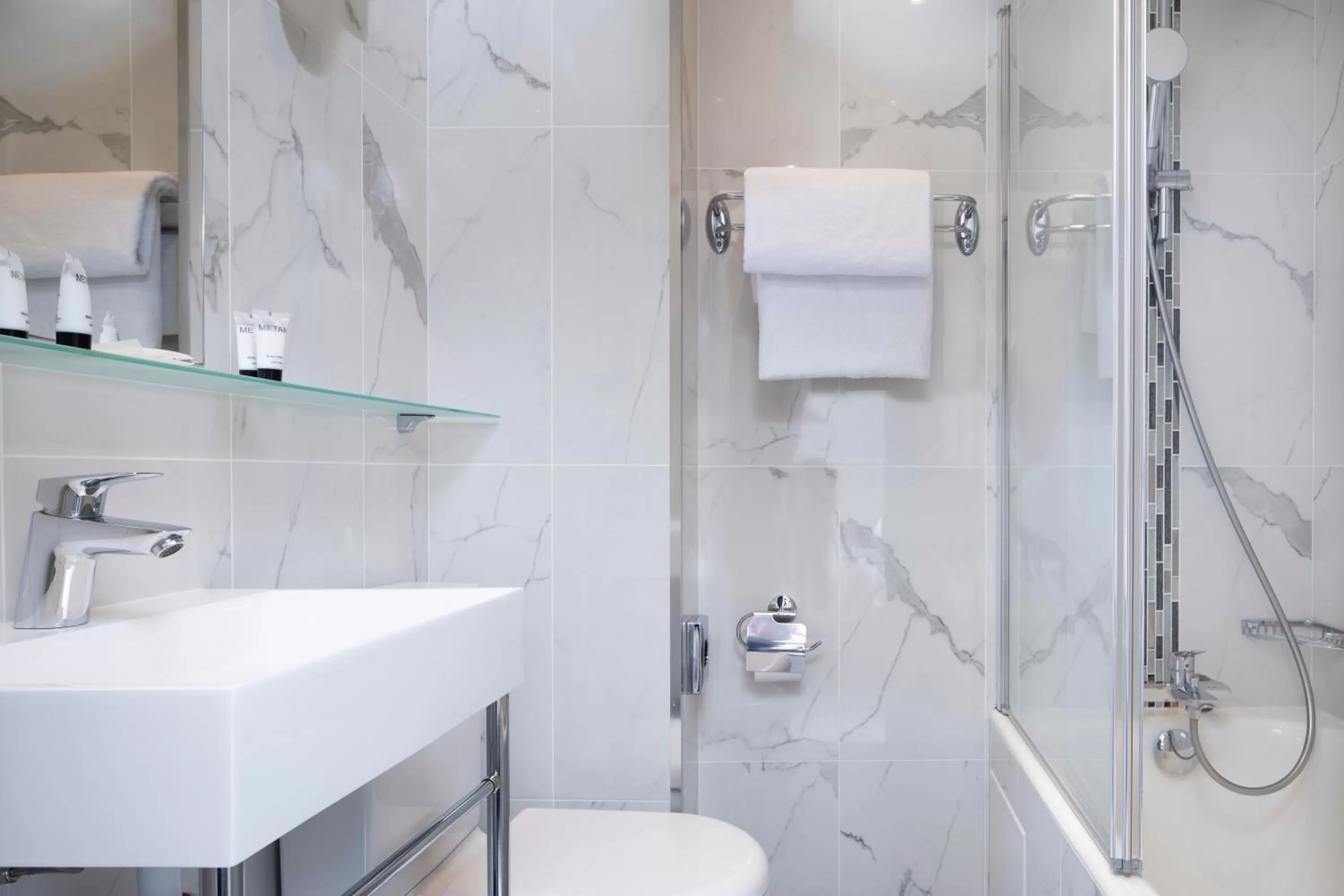 Toilet in Hôtel de Genève