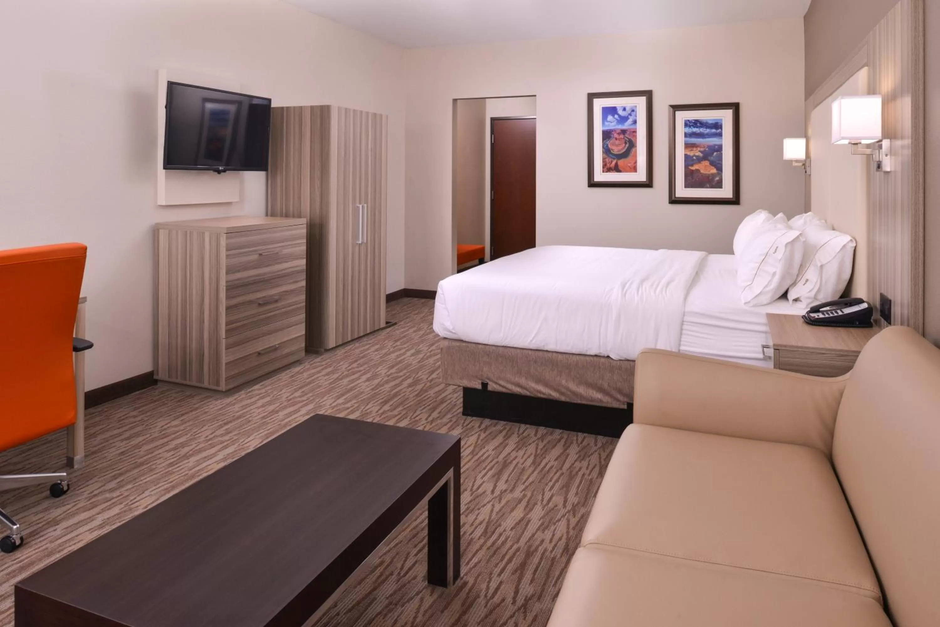 Photo of the whole room, Bed in Holiday Inn Express & Suites Williams by IHG