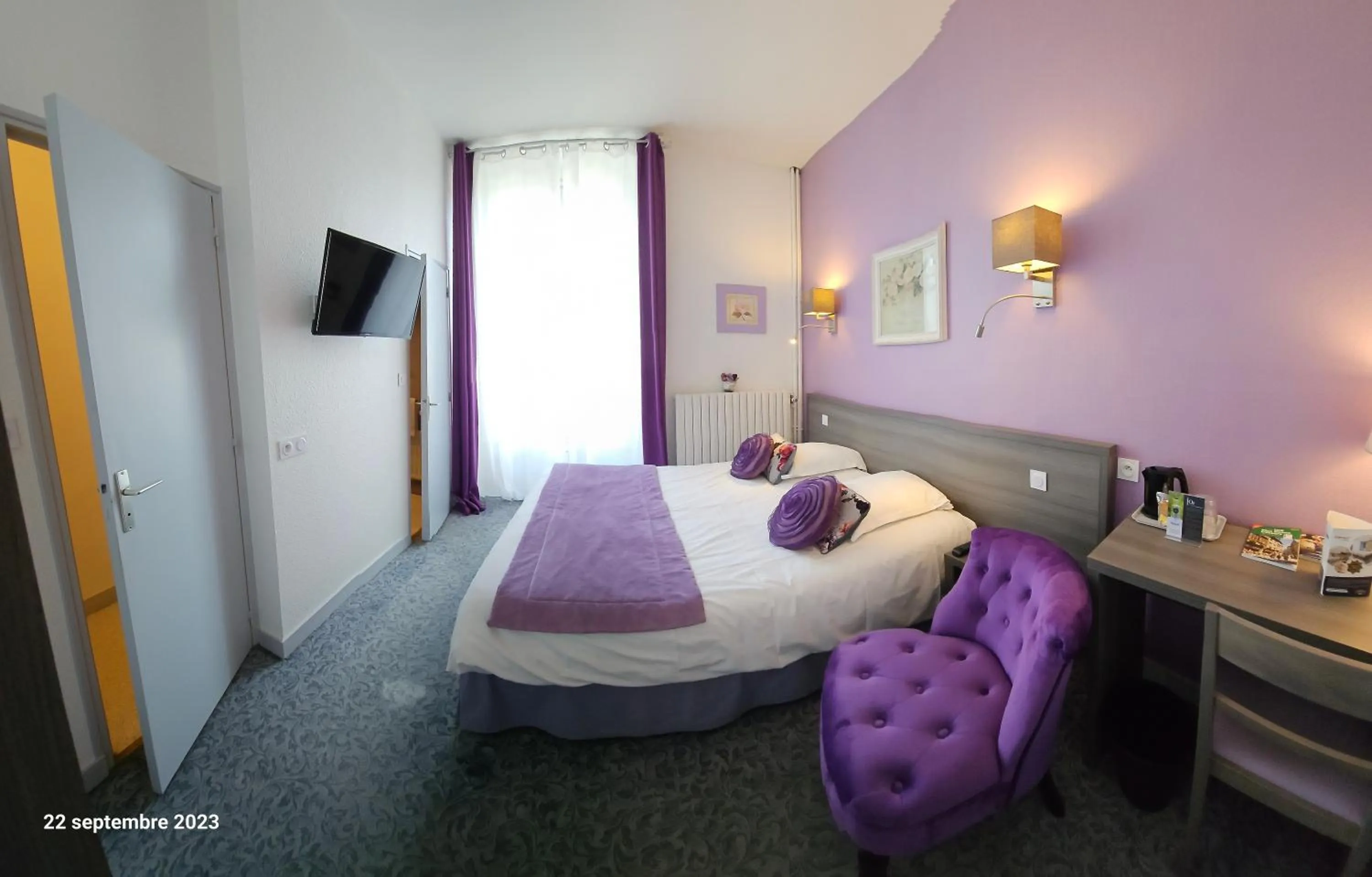 Decorative detail, Bed in Hôtel Le Rohan Charme et Caractère