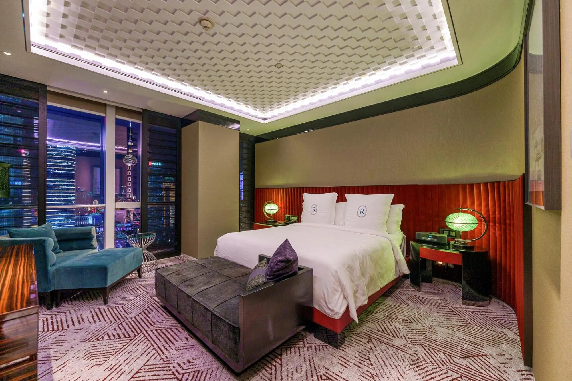 Photo of the whole room, Bed in Regent Shanghai Pudong