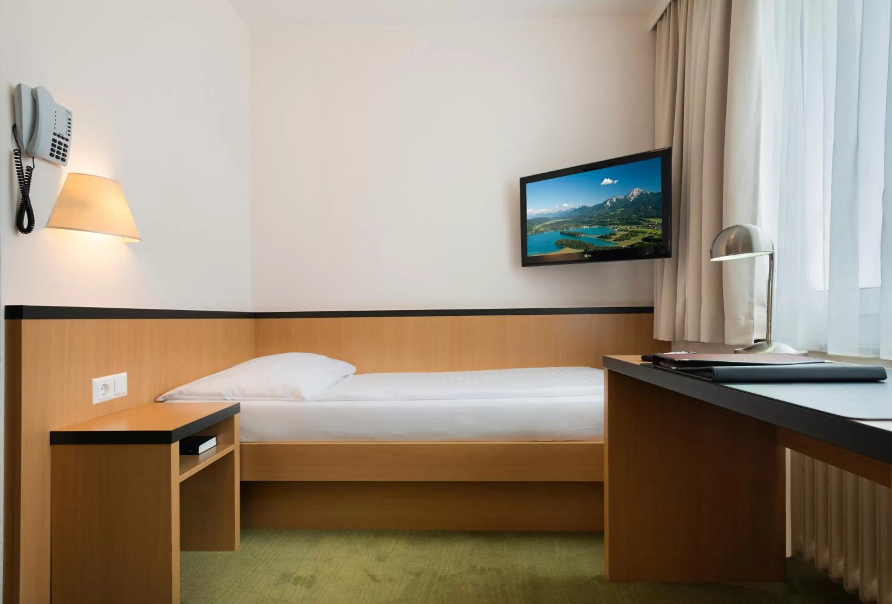 Photo of the whole room, Bed in Hotel City