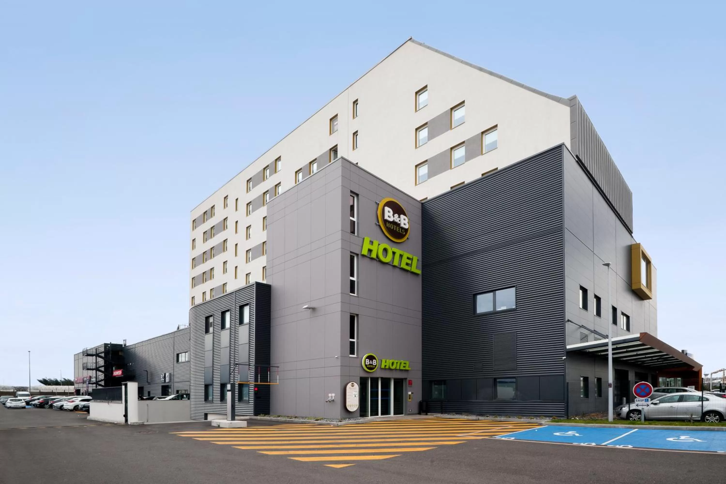 Property building in B&B HOTEL Lyon Sud États-Unis