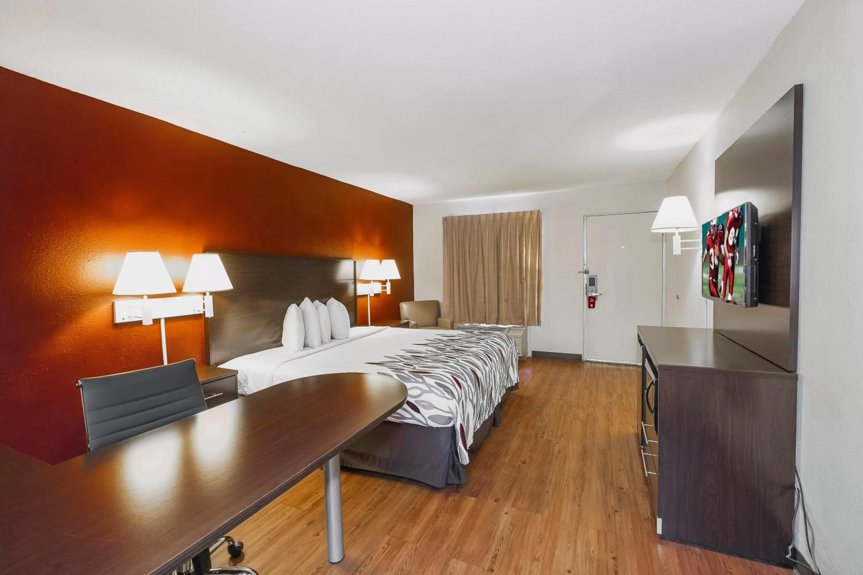 Photo of the whole room, Bed in Red Roof Inn Walterboro