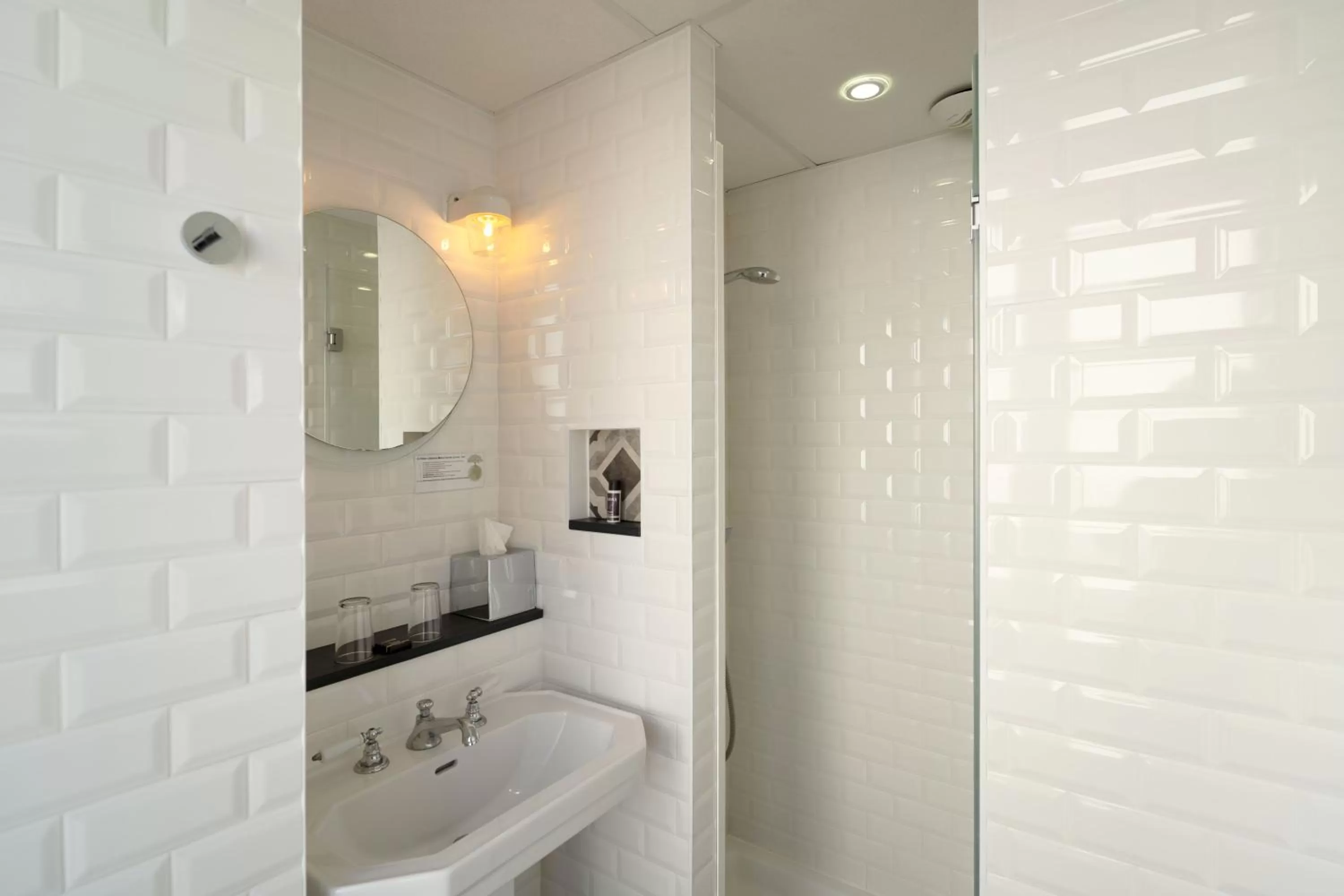 Shower in Hotel Litteraire Marcel Ayme, BW Premier Collection