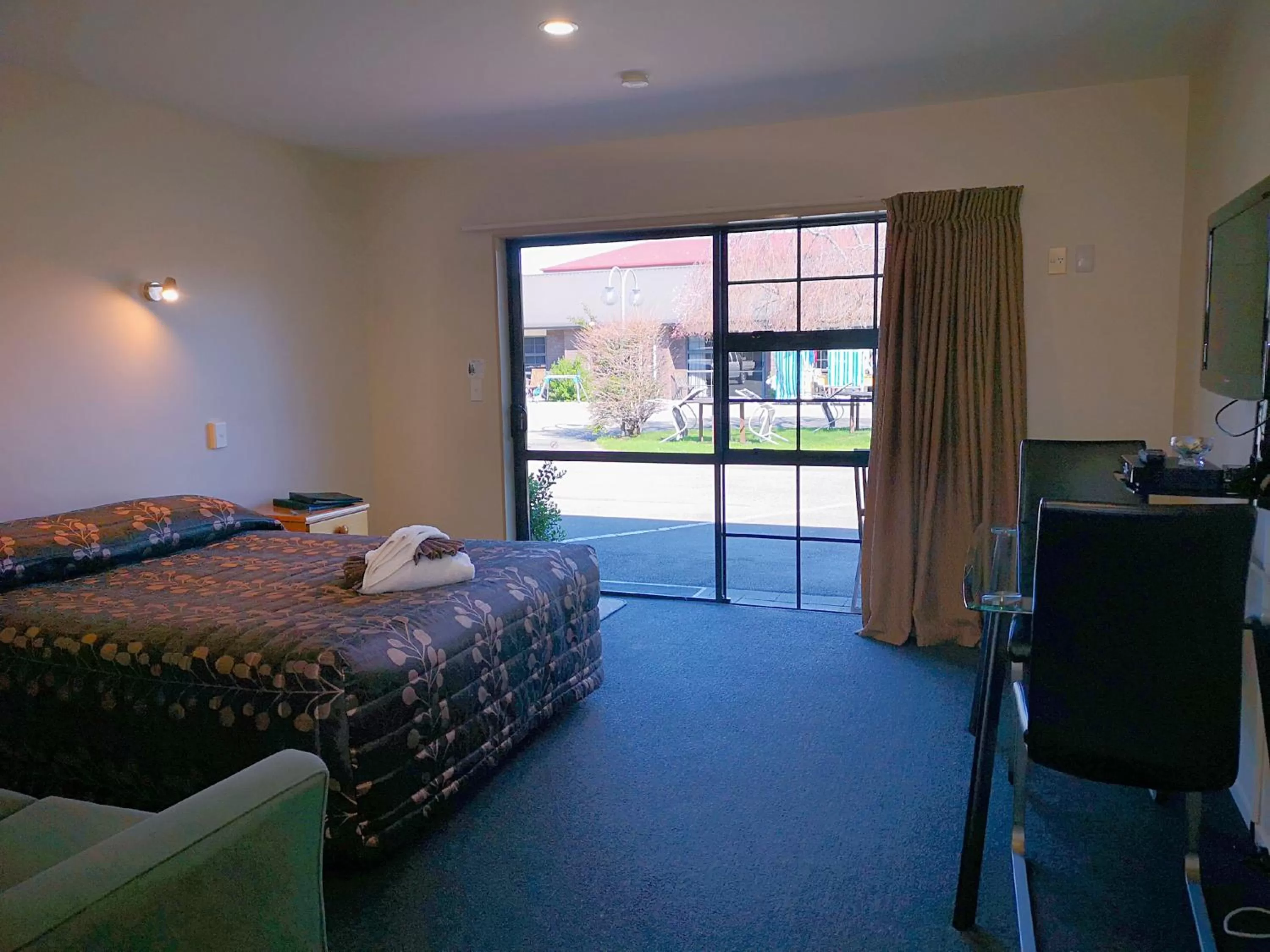 Photo of the whole room, Bed in Aston Court Motel