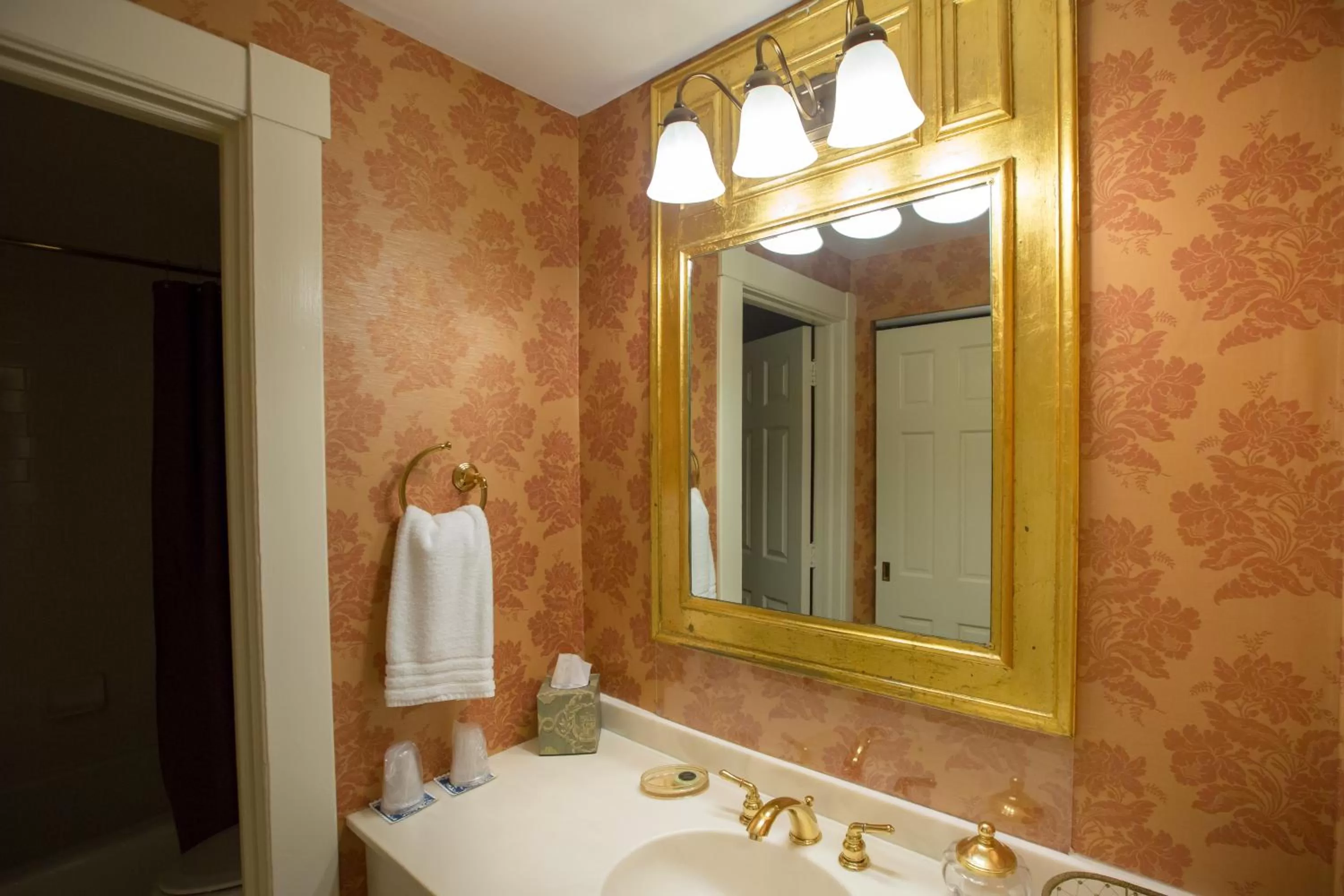 Bathroom in Ballastone Inn