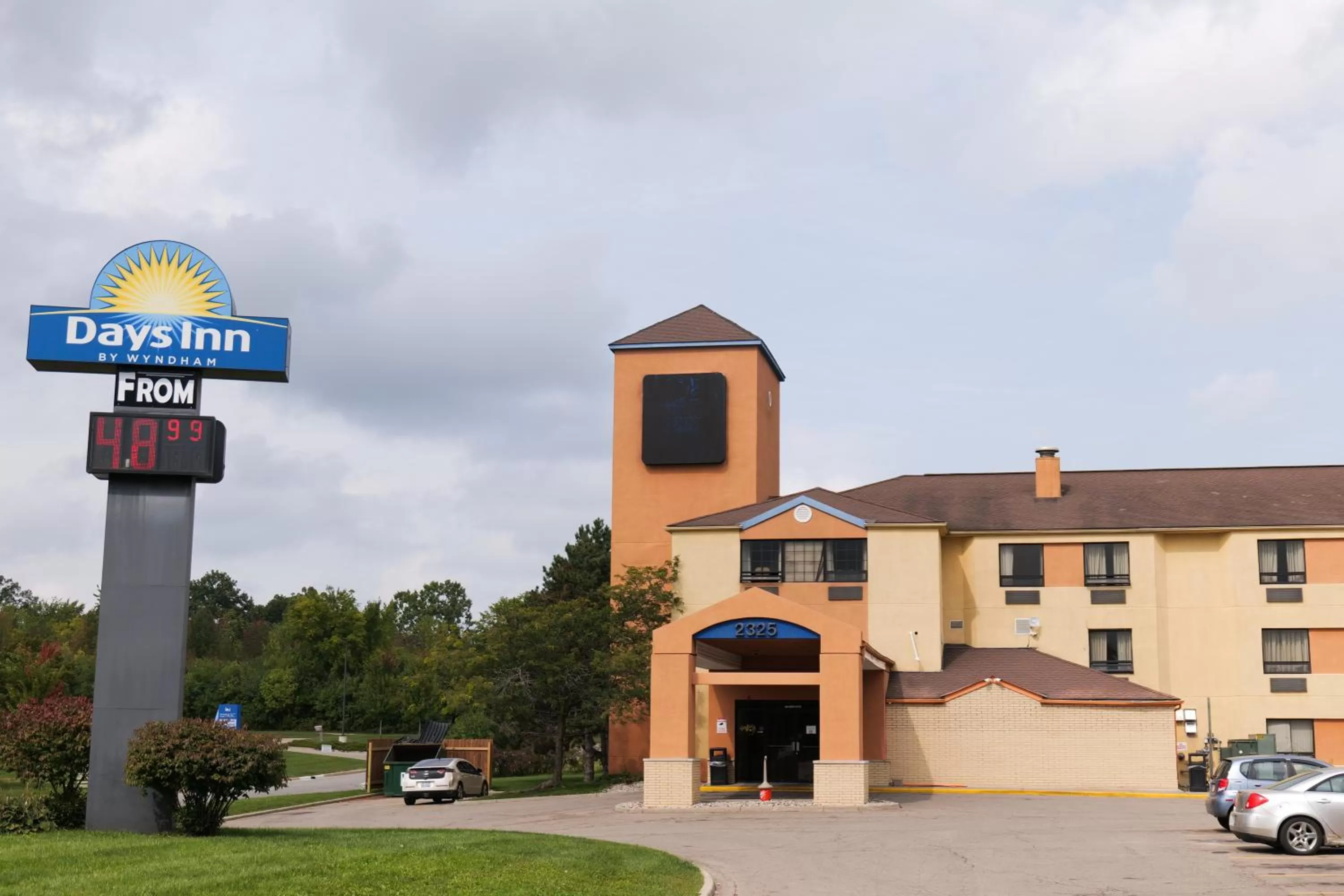 Property building in Days Inn by Wyndham Flint/Bishop International Airport