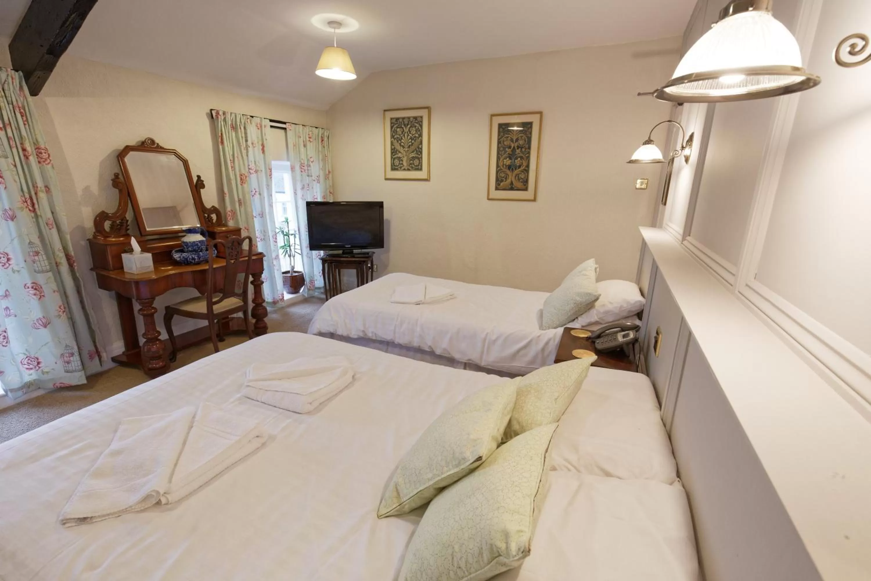 Photo of the whole room, Bed in Rams Head Inn