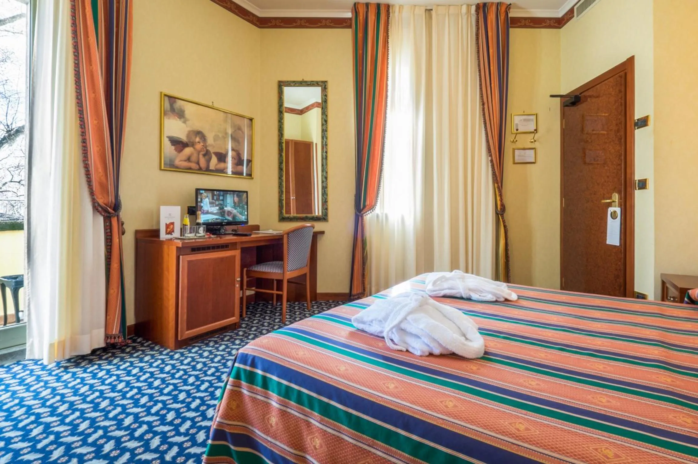 Photo of the whole room, Bed in Hotel Royal