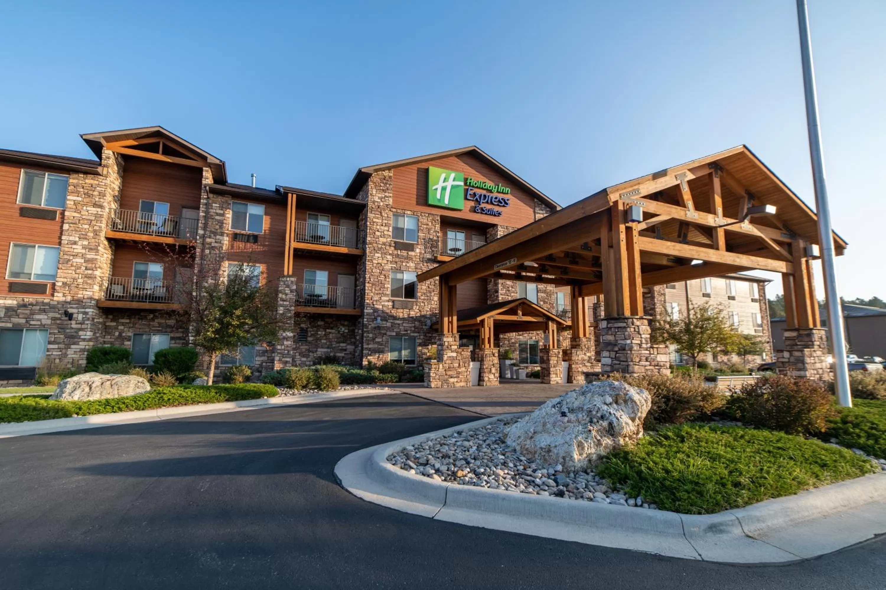 Property building in Holiday Inn Express & Suites Custer-Mt Rushmore