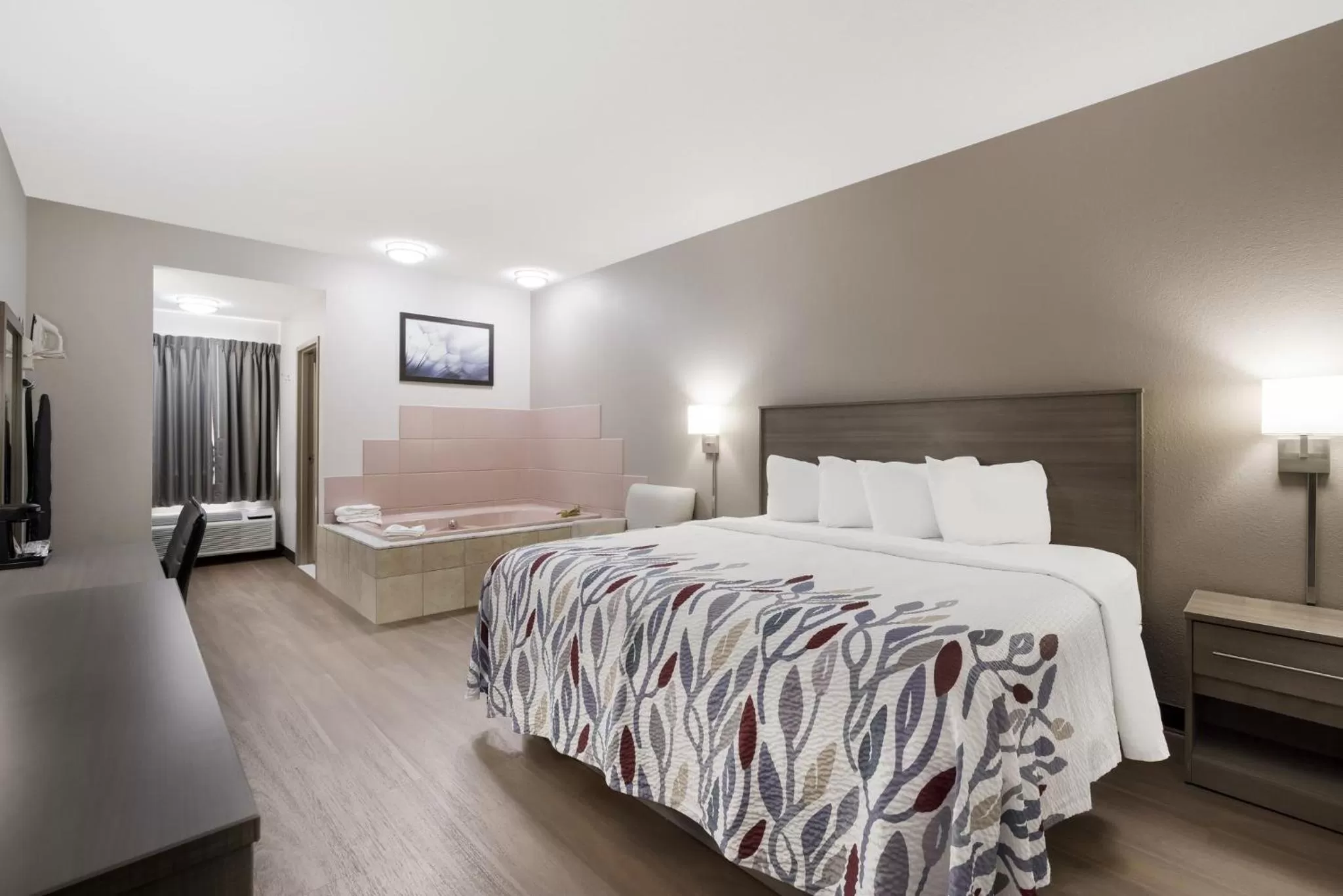 Bedroom, Bed in Red Roof Inn Weedsport