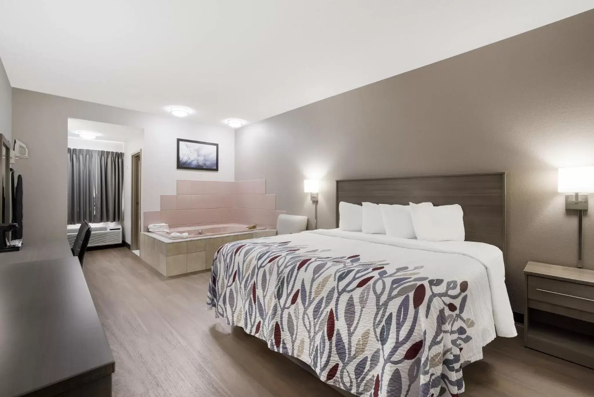 Superior King Room with Spa Bath Non-Smoking in Red Roof Inn Weedsport Superior King Room with Spa Bath Non-Smoking in Red Roof Inn Weedsport